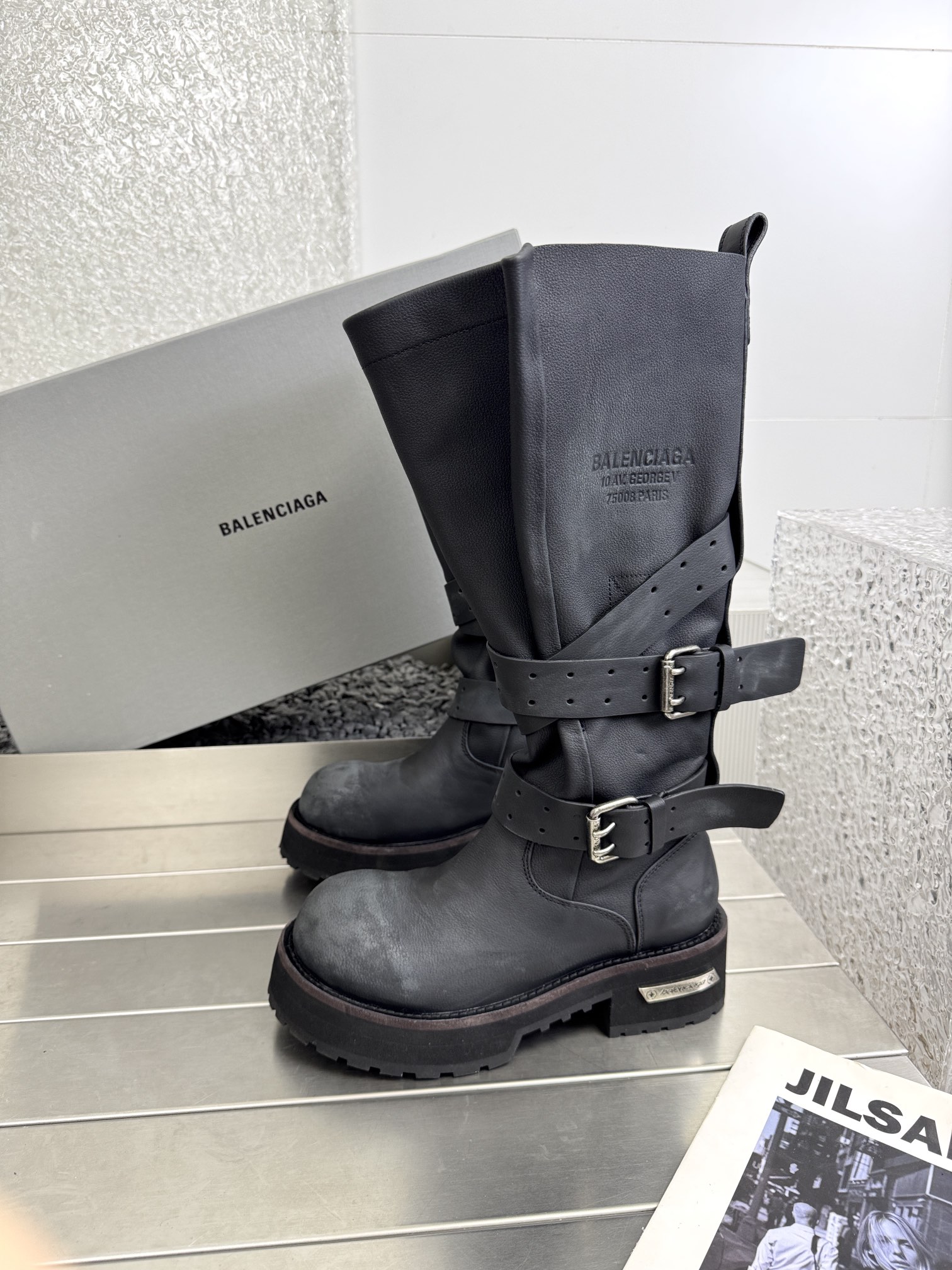 NO:412169,Balenciaga 25Fall pre-order New Balenciaga FW25 Venom Boots by balenciaga The coolest Venom Boots in 25 years are here!  Dark functional wind!  The aura of the street explodes when going out. Original data - original 1:1 restores the details. The design of Venom boots is very recognizable. The neat lines and metal buckles are combined. Every detail shows Balenciaga's avant-garde attitude. The leather is of superior texture, restrained luster but luxurious, and the foot feels coexist with style. Whether it is paired with slim jeans to show the coolness of the street or to create a different spark with a personalized skirt, it can be easily held. Wear it, you are the most eye-catching existence on the street, perfectly interpreting the fashion attitude. The original 3 high-level styles are available. The fabric is customized with matte natural calfskin/aging and destructive craftsmanship. The inner medium-gloss cowhide hardware is customized pure copper matte silver brushed aged version. The 3 layers combination of the large bottom - leather edge strips/resilience wear-resistant velvet/tire rubber outsole  35-39 (40 fixed) Men's 40-45 (46 fixed) Women's 10-inch 12-inch 15-inch Men's original packaging, boots, balenciaga, balenciaga, boots, skirts, jeans, cowhide19860909巴黎世家25Fall pre-order New Balenciaga FW25 Venom Boots by balenciaga 25年最酷的毒液靴来咯！ 暗黑机能风！出门炸街气场爆表 原厂数据-原版1:1还原细节 毒液靴的设计极具辨识度,利落的线条搭配金属扣饰,每一处细节都彰显着Balenciaga的前卫态度.皮革质感上乘,光泽内敛却又奢华尽显,脚感更是舒适与格调并存. 无论是搭配修身牛仔裤展现街头酷感,还是与个性裙装碰撞出别样火花,它都能轻松hold住.穿上它,你就是街头最吸睛的存在,将时尚态度完美诠释 原版3种高度款式可选 面料定制哑光自然摔小牛皮/做旧破坏工艺效果 内里定制中光牛皮 五金定制纯铜哑银色拉丝做旧版本 大底3层组合-真皮沿条/回弹耐磨绒/轮胎橡胶外底 码数女35-39（40定） 男40-45（46定） 女款10寸 12寸 15寸 男款 原版包装,靴子,balenciaga,balenciaga,boots,skirts,jeans,cowhide,Women's Shoes