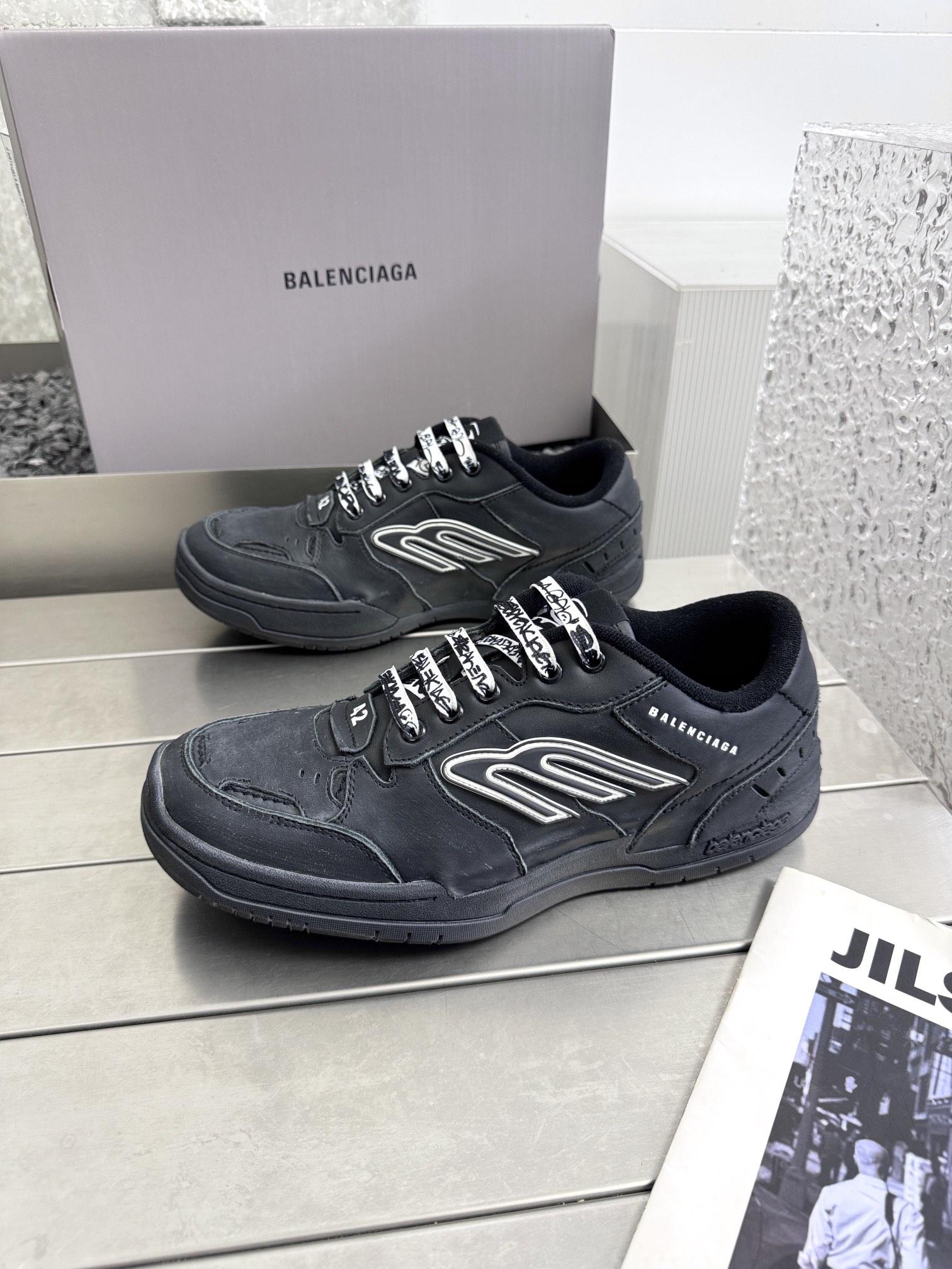 NO:448062,Balenciaga Hamptons Worn-Out 25FW latest color scheme, two-color color collision, visual impact is stronger, as always on foot, versatile style, all seasons Original data. (Last, grid, upper, outsole, practice and technology are restored to the original craft) Cowhide fabric and mesh inner material The entire wear and damage effect of the upper Tire pattern sole 15mm arch The tongue Balenciaga latest roving brand logo Rear top gravure Balenciaga logo and size Rear top pull top Made in China Through the control of material proportions and simple color, the upper adopts a relatively soft design to highlight the shoe style. Size 35-45 Original packaging, casual shoes/sports shoes, balenciaga, balenciaga, sneakers, cowhide19860909巴黎世家Balenciaga Hamptons Worn-Out 25FW最新配色,双色拼色相撞,视觉冲击更加强烈,一如既往的脚感,百搭的风格,四季皆可 原厂数据.（楦.格.鞋面.大底.做法工艺均还原原版工艺） 牛皮面料和网布内里材质 鞋面整只磨损破坏效果 轮胎花纹鞋底 15毫米足弓 鞋舌Balenciaga 最新回旋品牌标识 后帮凹印 Balenciaga 徽标和尺码 后帮拉帮 中国制造 透过材质比例的拿捏和单纯的用色,在鞋面采用相对柔和的设计,衬出鞋款亮点 码数35-45 原版包装,休闲鞋/运动鞋,balenciaga,balenciaga,sneakers,cowhide,Women's Shoes