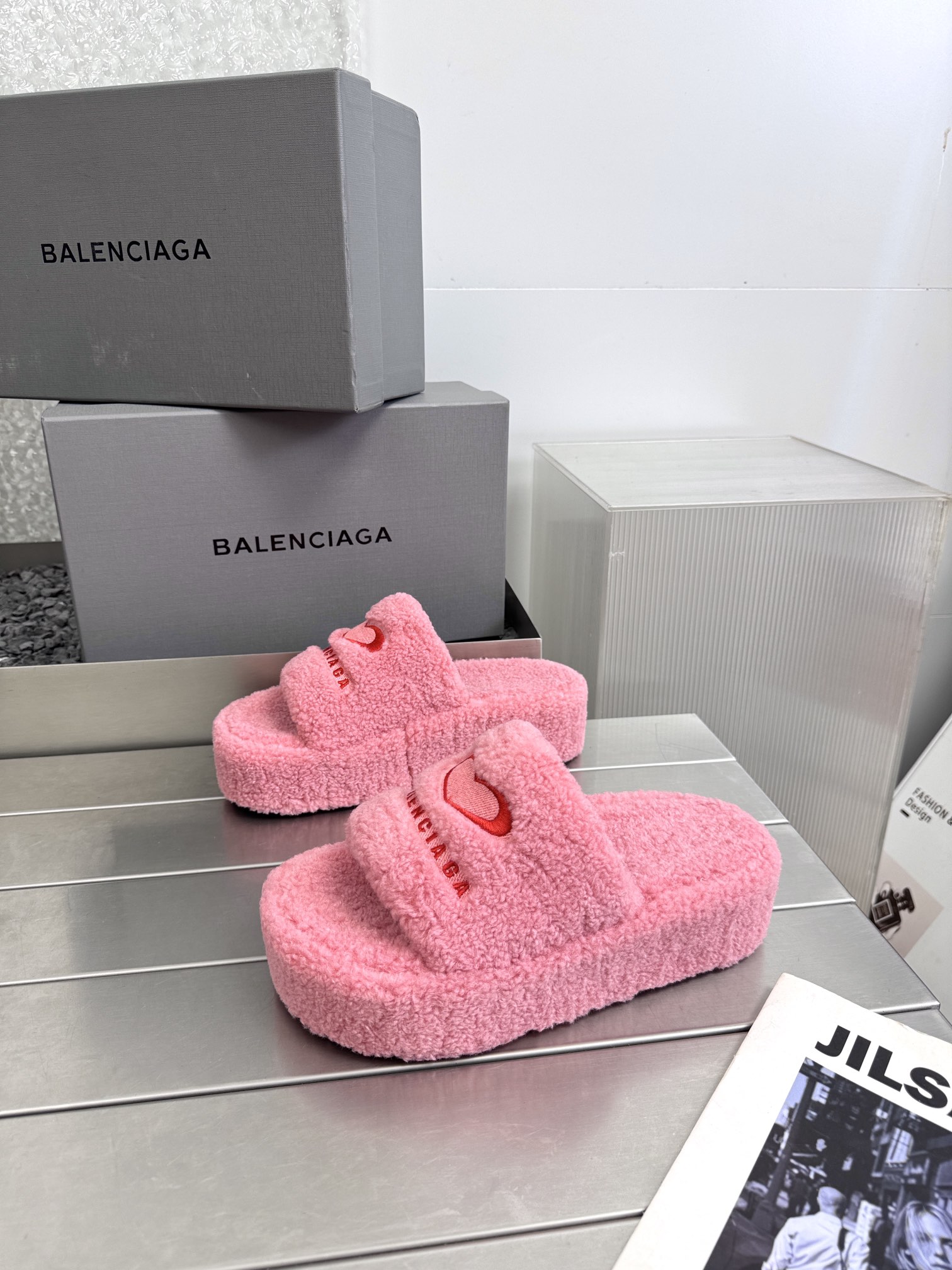 NO:479306,Balenciaga - China's special edition love embroidered fleece slippers - Balenciaga SSINS popular products are available in stock. The original European version is the same as the original version of the purchase. The whole sheep curly fabric. Fluffy and plump balenciage one-strip embroidered logo is particularly comfortable to cover the feet. There will be no loose mouth or zigzag!  Cowhide inside. Feet comfortable upgraded version PU foam foot bed height by 5cm memory rebound All materials are consistent with the original craftsmanship!  Original rubber non-slip sole size 35-40 Original packaging, furry slippers, balenciaga, balenciaga, slippers, cowhide19860909巴黎世家-中国特别版爱心刺绣毛拖鞋—BalenciagaSSINS爆款现货发售 欧洲原版购入作业原版一致 整只羊卷毛面料.蓬松饱满 balenciage一字带刺绣logo特别包脚舒适 松口和勒脚都不会有！ 内里牛皮.脚感舒适升级版PU发泡脚床增高5cm 记忆回弹所有的材质与工艺原版一致！原版橡胶防滑鞋底 码数35-40  原版包装,毛毛鞋拖鞋,balenciaga,balenciaga,slippers,cowhide,Women's Shoes