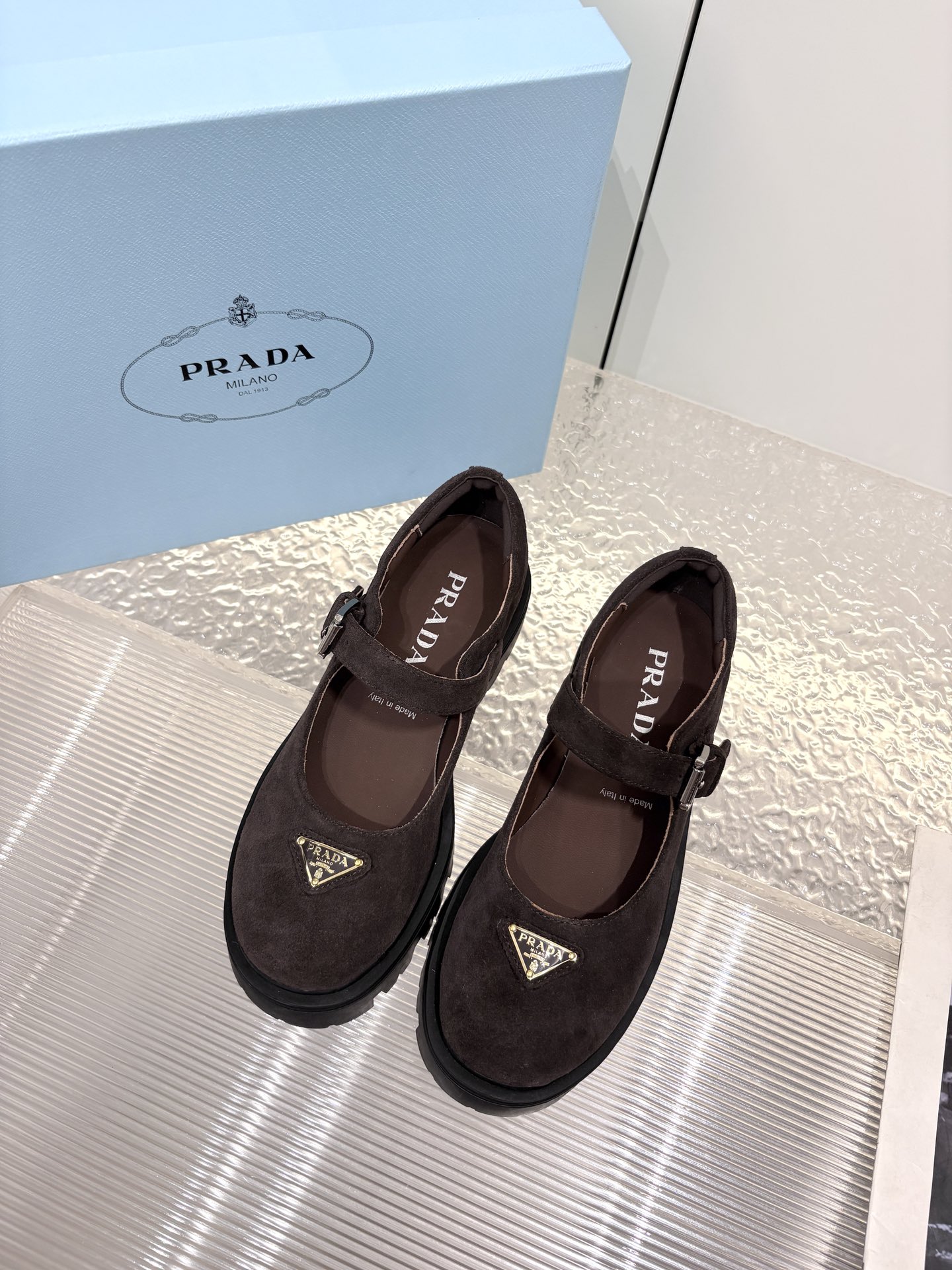 NO:651939,PRADA 26 New Triangle Loafers Mary Jane Shoes. The classic Loaf shoe style is combined with a thick sawtooth sole and the iconic Triangle Logo. It has the elegance of retro loafers and Prada's signature light luxury and coolness. It is a combination of 'intellectuals + light trend' that is popular this year.  Made of suede and cowhide, the texture is high-end and suitable for different styles; the thick sole is designed with rubber serrations, which is non-slip and increases the visual level. The brand logo on the shoe body + exquisite stitching strengthens the sense of luxury and detail. Upper cowhide/cow suede, lining sheepskin, original combination rubber outsole, size 35-41, original packaging, mary jane, prada, prada, loafers, mary jane, cowhide, sheepskin, chamois leather19860909PRADA 普拉达26新款三角标乐福玛丽珍鞋 经典乐福鞋型结合厚底锯齿底,搭配标志性三角标Logo,既有复古乐福鞋的优雅感,又带Prada标志性的轻奢酷感,是今年流行的“知识分子+轻潮”结合款. 麂皮.牛皮材质,质感高级且适配不同风格；厚底采用橡胶锯齿设计,防滑同时增加视觉层次,鞋身的品牌标识+精致缝线,强化了奢华感与细节感. 鞋面牛皮/牛反绒 内里羊皮 原版组合橡胶大底 码数35-41 原版包装,玛丽珍,prada,prada,loafers,mary jane,cowhide,sheepskin,chamois leather,Women's Shoes
