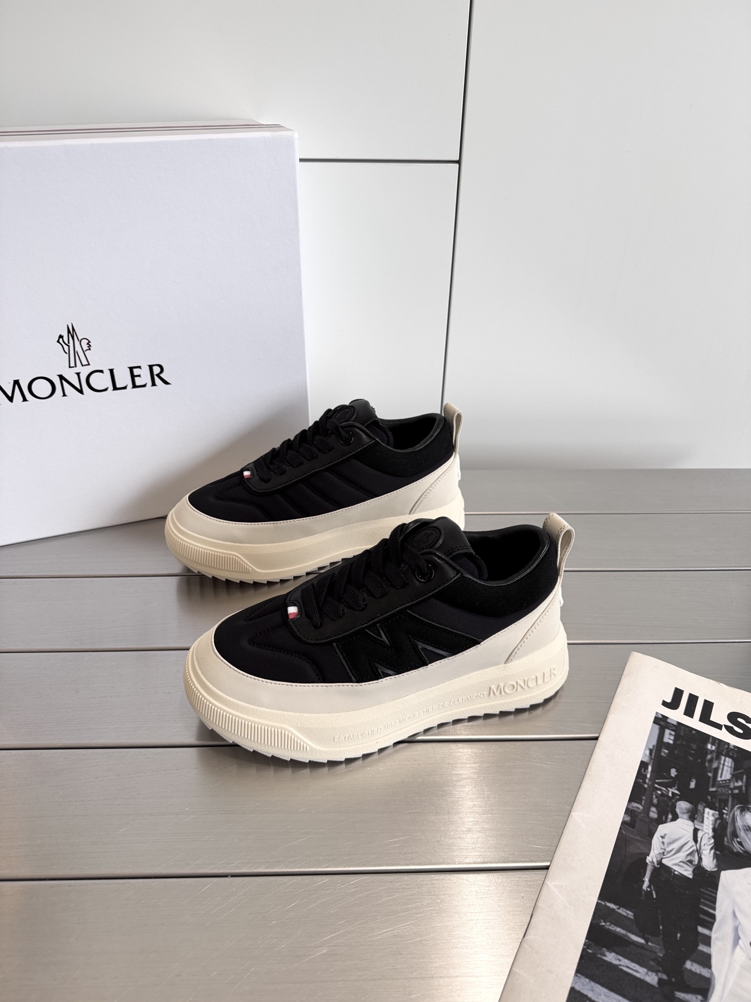 NO:681877,Moncler Altive Mid series biscuit shoes Inspired by the Moncler collection, it perfectly combines bold design with practical functions to redefine urban lifestyle. Walking wind cloth is water-repellent and outdoor grade/spliced cowhide fabric/comfortable sheepskin lining. Industrial style aesthetic thick rope shoelaces + black and white contrasting colors, full of functionality. Low-key luxury heel logo embossed, people who know it will understand. Suitable for outdoor hiking, urban daily wear with casual sportswear, easy to create a fashionable look.  Original vibram rubber + TU outsole. Anti-slip and wear-resistant. Size 35-41. Original packaging, casual shoes/sports shoes, sneakers, cowhide, sheepskin19860909Moncler Altive Mid 系列饼干鞋 灵感源自 Moncler 典藏系列,将大胆设计与实用功能完美融合,重新定义都市生活方式 行走的风布防泼水户外等级/拼接牛皮面料/内里舒适羊皮 工业风美学粗绳鞋带+黑白撞色,机能感拉满 低调奢华后跟Logo压印,懂的人自然懂 适用场景户外徒步,城市日常搭配休闲运动服饰,轻松打造时尚造型 原版vibram橡胶+tu大底.防滑耐磨 码数35-41 原版包装,休闲鞋/运动鞋,sneakers,cowhide,sheepskin,Women's Shoes