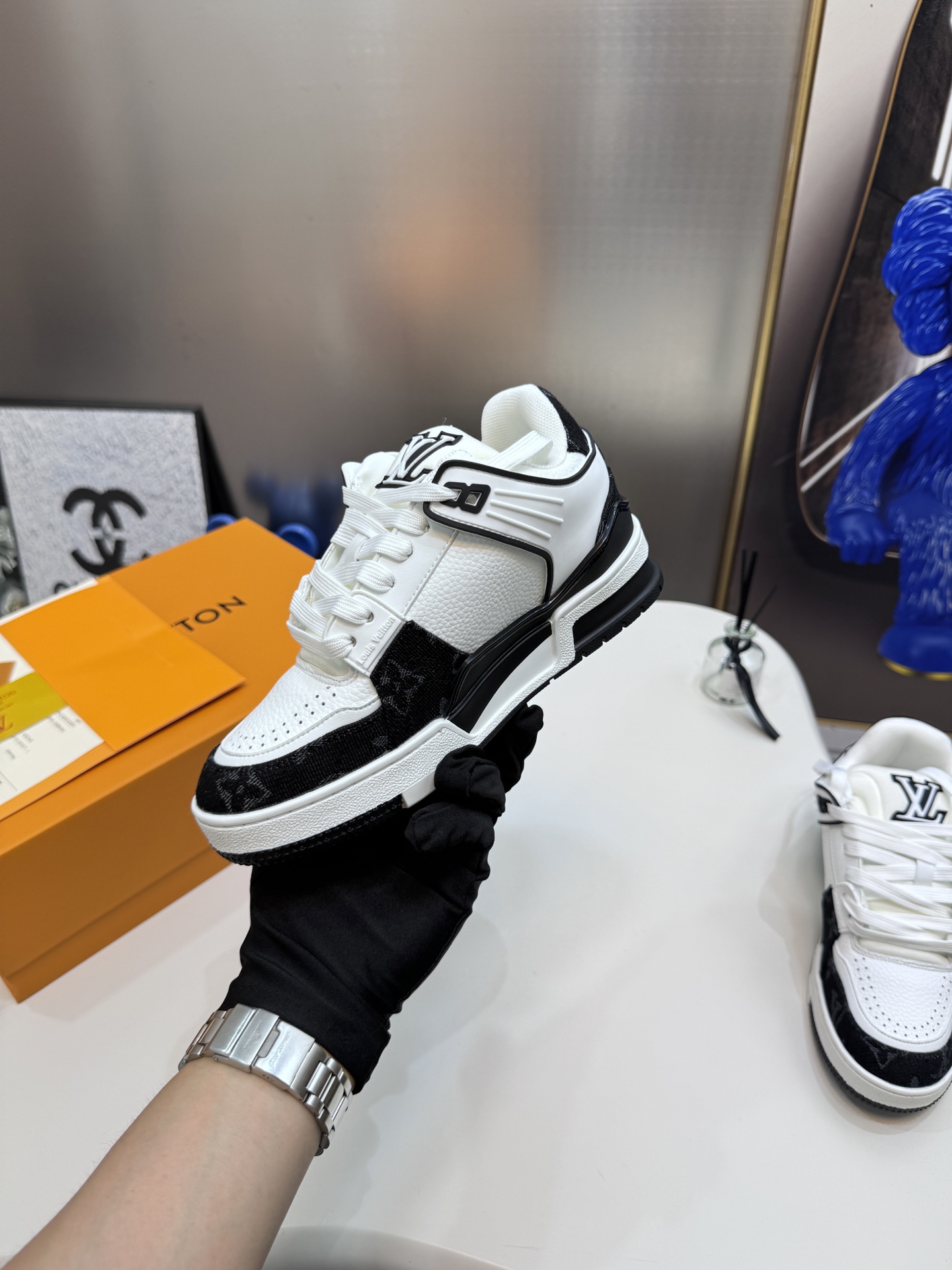 出厂：💰387 代购级 情侣款
LV路易威登 25/最新Footprint系列 情侣款

原版购入开发 做货 这款 Footprint Soccer 运动鞋于2025春夏系列时装展中亮相，是Pharrell Williams 首次以足球鞋为灵感设计的运动鞋。鞋款的灵感来自跨越世代和文化的足球运动，呼应2025春夏系列时装展团结一致、全民参与的主题。鞋款以流丽的设计著称，侧面以富动感的IV Initials标志点缀，鞋舌缀有灵感来自足球队伍的Lvers United徽章，而脚掌纹橡胶鞋底饰有多款路易威登标志
配送专柜精美包装🛍📦
🆚细节以黑色款为准

✔️面料:  原版进口头层牛皮
✔️内里：原版定制柔软羊皮里
✔️鞋底：原版开模双色TPU组合底
✔️底厚：3.5CM
✔️Size:  35-44