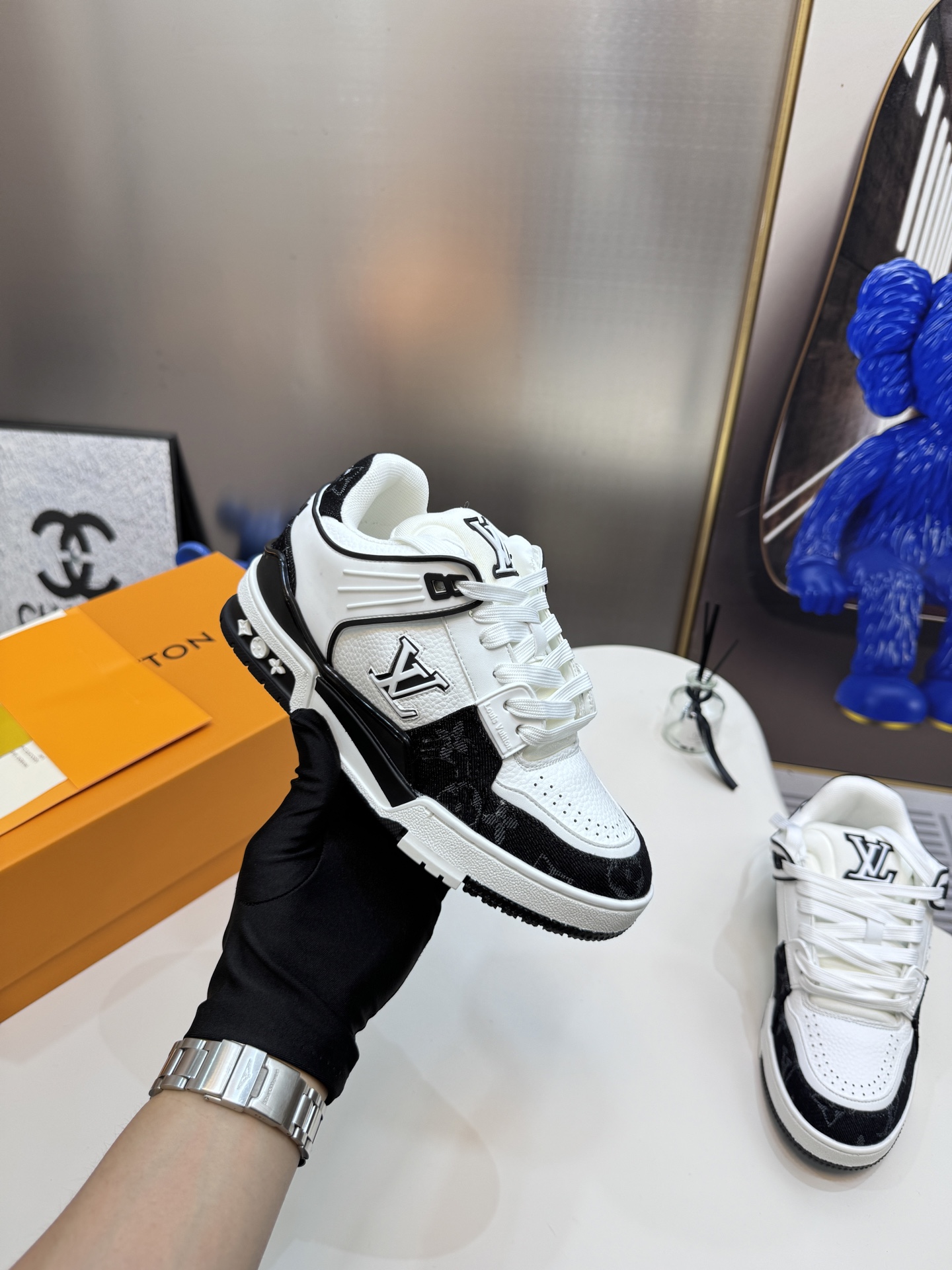 出厂：💰387 代购级 情侣款
LV路易威登 25/最新Footprint系列 情侣款

原版购入开发 做货 这款 Footprint Soccer 运动鞋于2025春夏系列时装展中亮相，是Pharrell Williams 首次以足球鞋为灵感设计的运动鞋。鞋款的灵感来自跨越世代和文化的足球运动，呼应2025春夏系列时装展团结一致、全民参与的主题。鞋款以流丽的设计著称，侧面以富动感的IV Initials标志点缀，鞋舌缀有灵感来自足球队伍的Lvers United徽章，而脚掌纹橡胶鞋底饰有多款路易威登标志
配送专柜精美包装🛍📦
🆚细节以黑色款为准

✔️面料:  原版进口头层牛皮
✔️内里：原版定制柔软羊皮里
✔️鞋底：原版开模双色TPU组合底
✔️底厚：3.5CM
✔️Size:  35-44