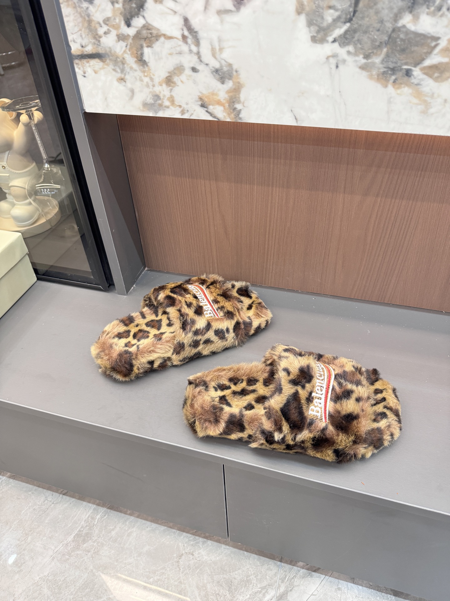 Balenciaga 2025 new thickened-sole furry slippers 3