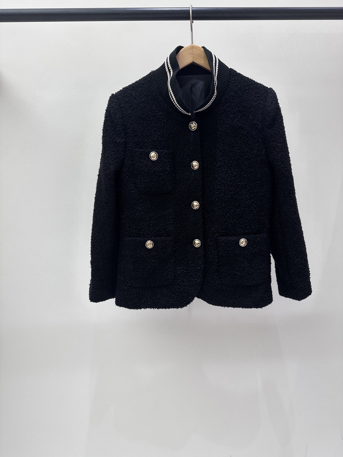 Elegante zwarte tweed jas met gestreepte kraag en gouden knopen - Stijlvol ontwerp