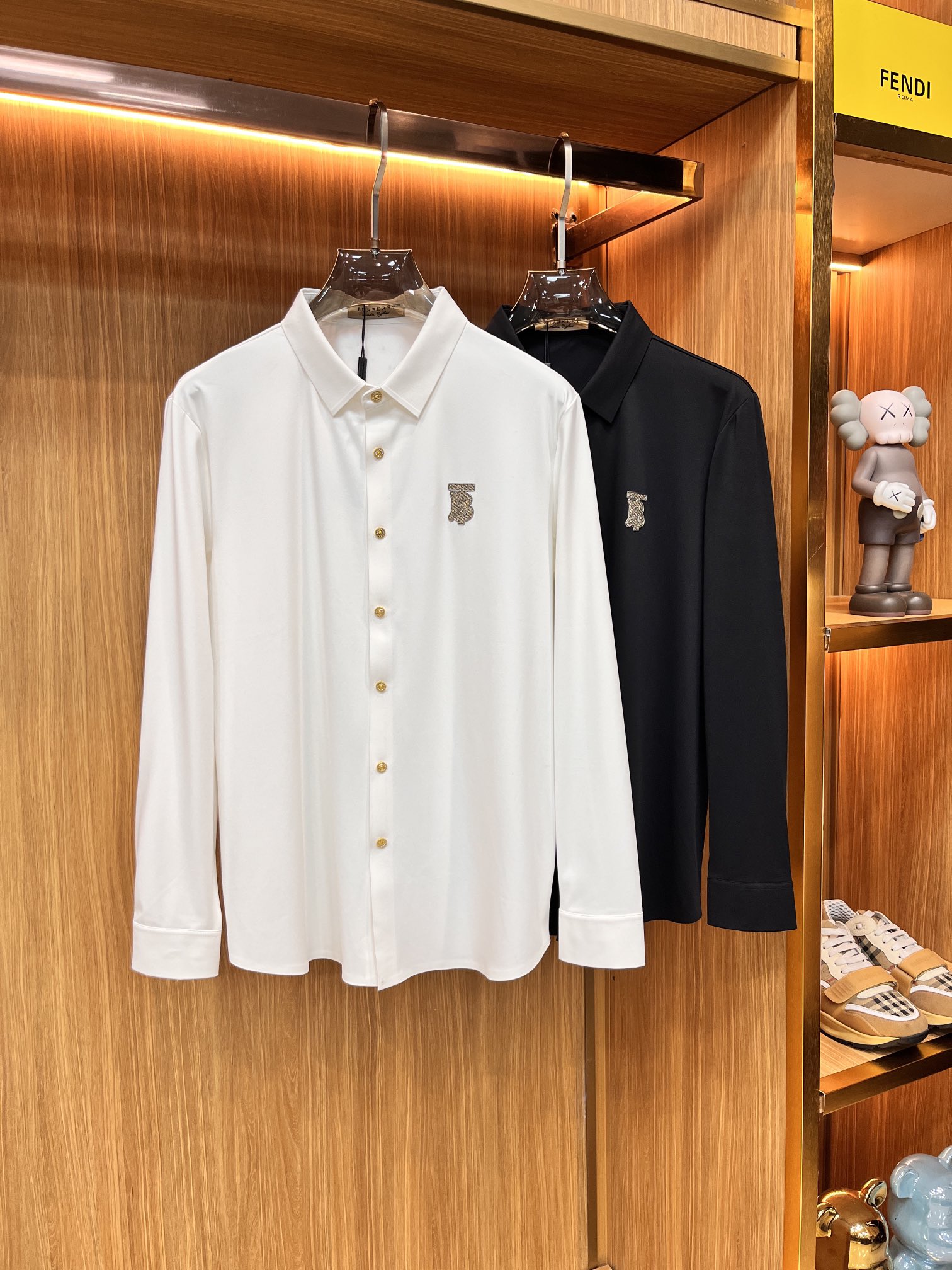 NO:529838,BBR25S Autumn Men's Long Sleeve Shirt, Excellent Material and Workmanship!  !  The most basic soul of a good item is made of customer-supplied double-strand mercerized fabric, which is extremely delicate and has a full texture. The front chest is decorated with war horse soft rubber to ensure perfect wear comfort. The wiring and details everywhere are more rigorous and meticulous, and are so flawless from the inside to the outside.. M-3XL, Shirts, alexander wang19860909BBR25S秋季男士长袖衬衫,材质和做工极好！！一件好的单品最为基础的灵魂,采用客供双股丝光面料,极为细腻,质感满分 前胸饰有战马软胶保证完美的穿着舒适度,各处的走线跟细节更是严谨缜密,从内到外都是如此无瑕..码数M-3XL,,shirts,alexander wang,Men's clothing