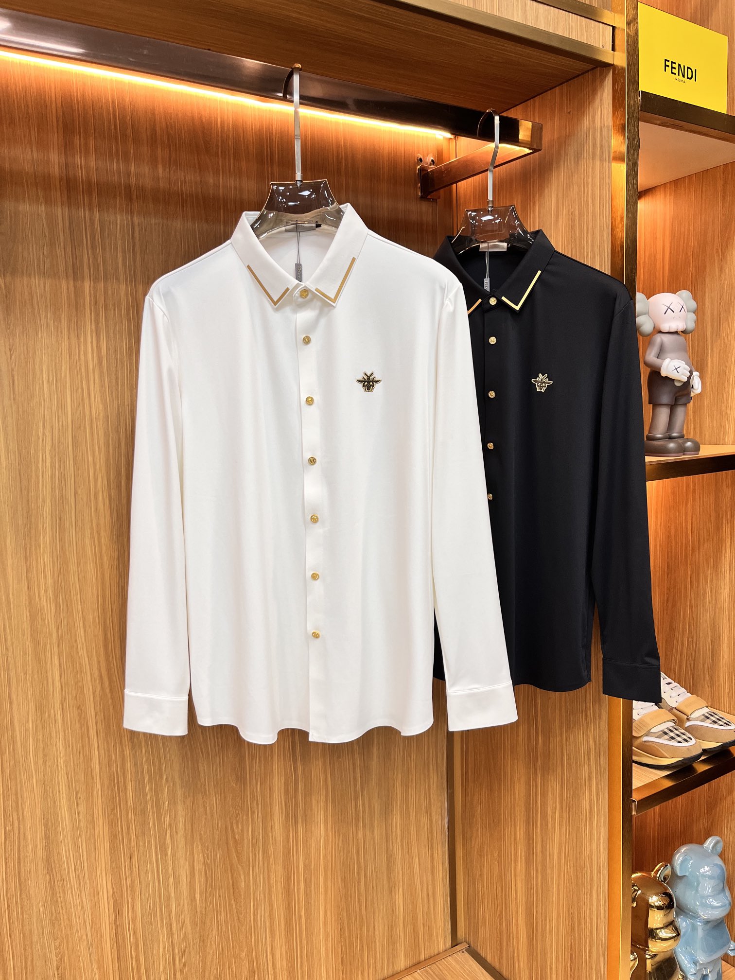 NO:529836,Dior 25S Autumn Men's Long Sleeve Shirt with Excellent Material and Workmanship!  !  The most basic soul of a good item is made of customer-supplied double-strand mercerized fabric, which is extremely delicate and has a full texture. The front chest is decorated with war horse soft rubber to ensure perfect wear comfort. The wiring and details everywhere are more rigorous and meticulous, and are so flawless from the inside to the outside.. M-3XL, dior, shirts, alexander wang19860909迪奥 25S秋季男士长袖衬衫,材质和做工极好！！一件好的单品最为基础的灵魂,采用客供双股丝光面料,极为细腻,质感满分 前胸饰有战马软胶保证完美的穿着舒适度,各处的走线跟细节更是严谨缜密,从内到外都是如此无瑕..码数M-3XL,,dior,shirts,alexander wang,Men's clothing