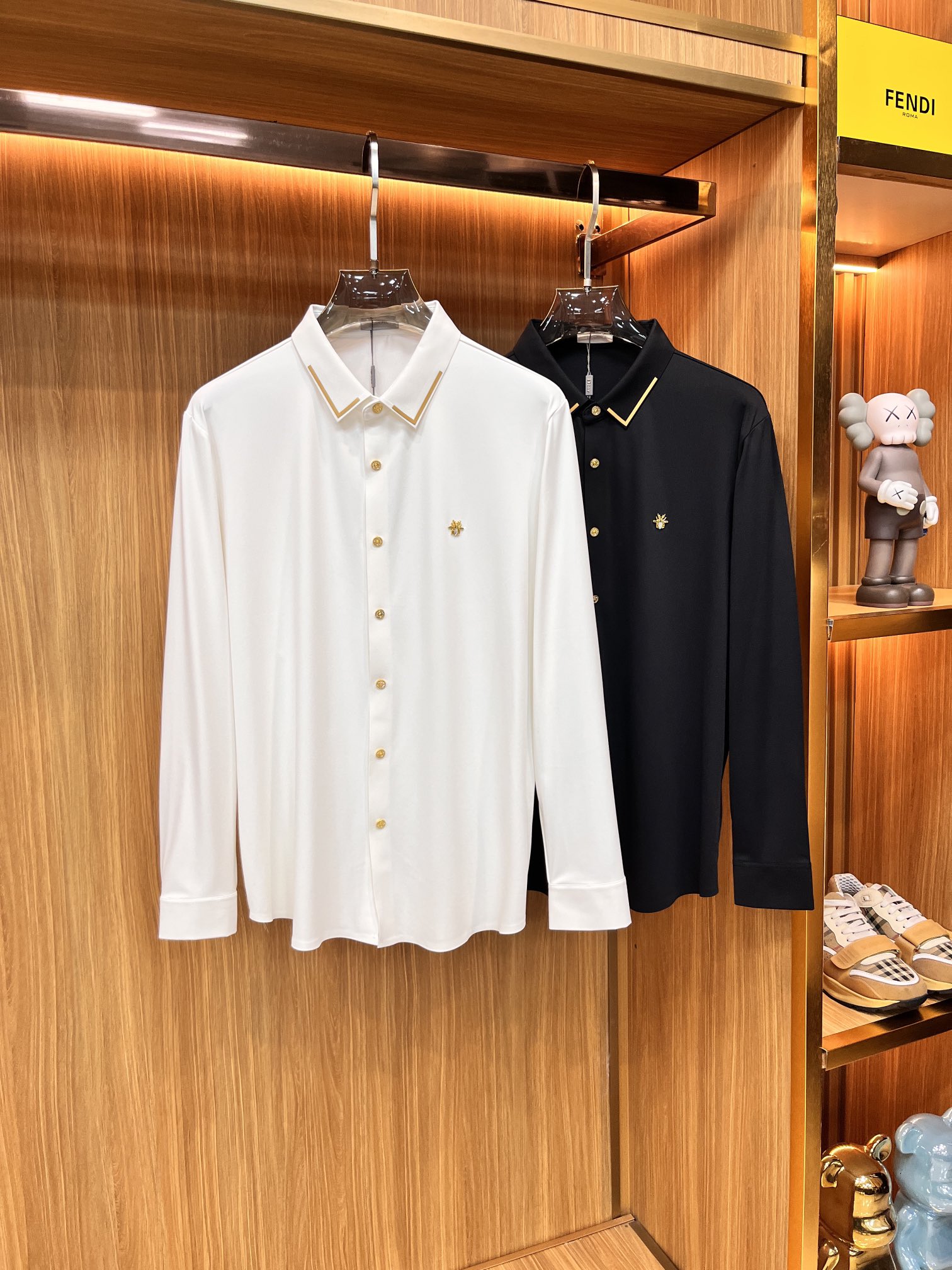 NO:529840,Dior 25S Autumn Men's Long Sleeve Shirt with Excellent Material and Workmanship!  !  The most basic soul of a good item is made of customer-supplied double-strand mercerized fabric, which is extremely delicate and has a full texture. The front chest is decorated with war horse soft rubber to ensure perfect wear comfort. The wiring and details everywhere are more rigorous and meticulous, and are so flawless from the inside to the outside.. M-3XL, dior, shirts, alexander wang19860909迪奥 25S秋季男士长袖衬衫,材质和做工极好！！一件好的单品最为基础的灵魂,采用客供双股丝光面料,极为细腻,质感满分 前胸饰有战马软胶保证完美的穿着舒适度,各处的走线跟细节更是严谨缜密,从内到外都是如此无瑕..码数M-3XL,,dior,shirts,alexander wang,Men's clothing