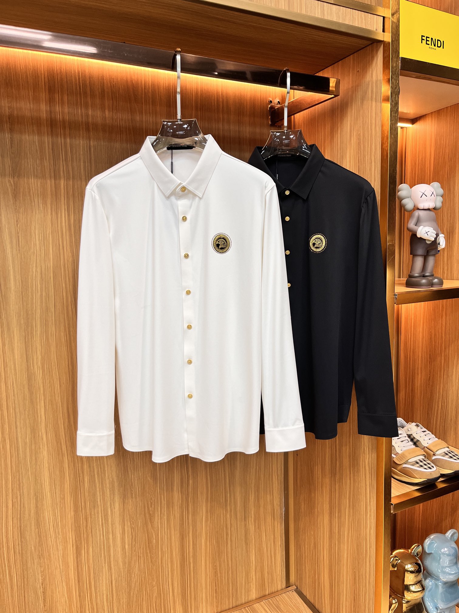 NO:529842,Stephen 25S Fall Men's Long Sleeve Shirt with Excellent Material and Workmanship!  !  The most basic soul of a good item is made of customer-supplied double-strand mercerized fabric, which is extremely delicate and has a full texture. The front chest is decorated with war horse soft rubber to ensure perfect wear comfort. The wiring and details everywhere are more rigorous and meticulous, and are so flawless from the inside to the outside.. M-3XL, Shirts, alexander wang19860909史蒂芬 25S秋季男士长袖衬衫,材质和做工极好！！一件好的单品最为基础的灵魂,采用客供双股丝光面料,极为细腻,质感满分 前胸饰有战马软胶保证完美的穿着舒适度,各处的走线跟细节更是严谨缜密,从内到外都是如此无瑕..码数M-3XL,,shirts,alexander wang,Men's clothing