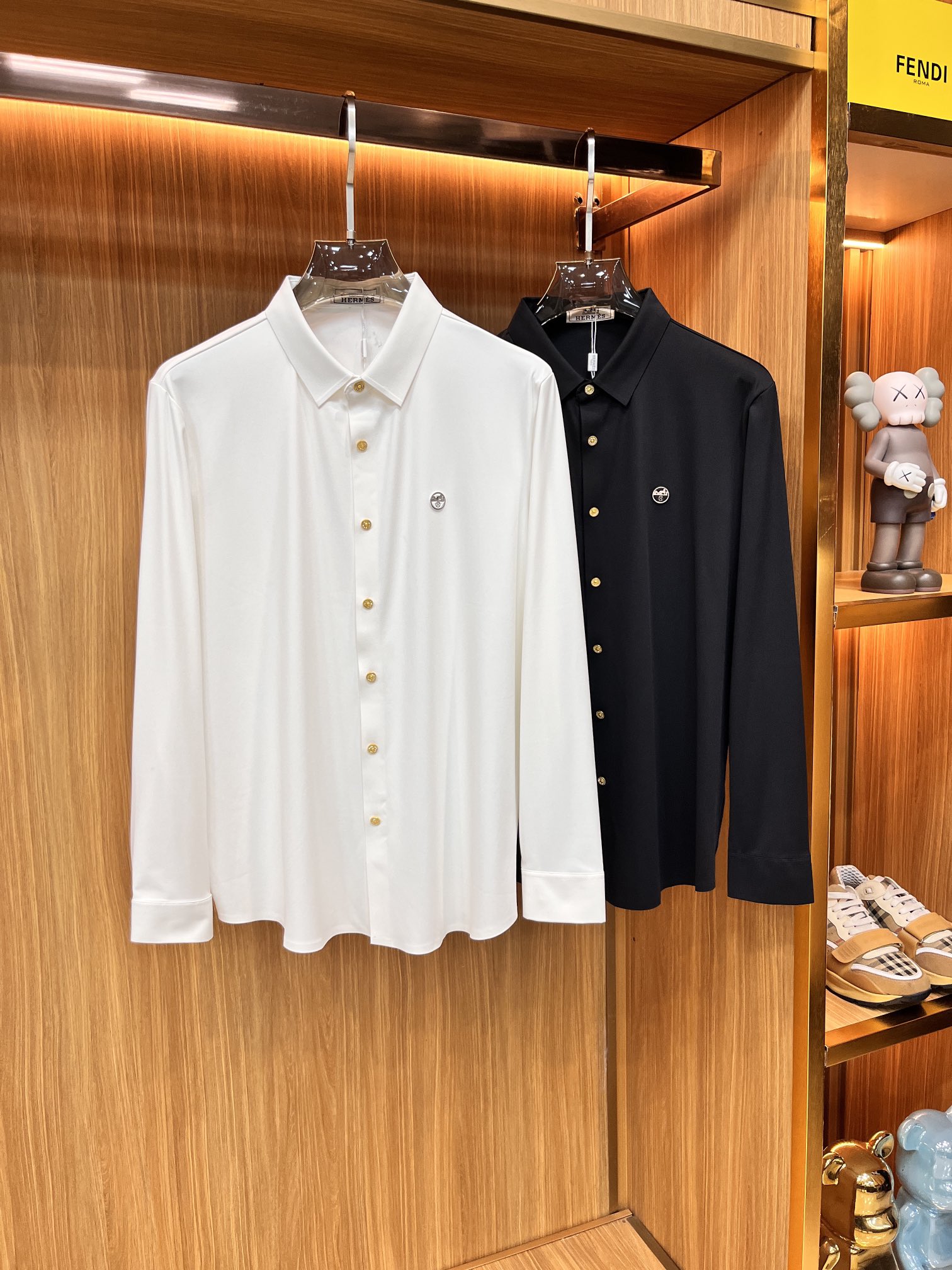 NO:529846,Hermes 25S autumn men's long-sleeved shirt, excellent material and workmanship!  !  The most basic soul of a good item is made of customer-supplied double-strand mercerized fabric, which is extremely delicate and has a full texture. The front chest is decorated with war horse soft rubber to ensure perfect wear comfort. The wiring and details everywhere are more rigorous and meticulous, and it is so flawless from the inside to the outside..M-3XL, hermes,shirts,alexander wang19860909爱马仕 25S秋季男士长袖衬衫,材质和做工极好！！一件好的单品最为基础的灵魂,采用客供双股丝光面料,极为细腻,质感满分 前胸饰有战马软胶保证完美的穿着舒适度,各处的走线跟细节更是严谨缜密,从内到外都是如此无瑕..码数M-3XL,,hermes,shirts,alexander wang,Men's clothing