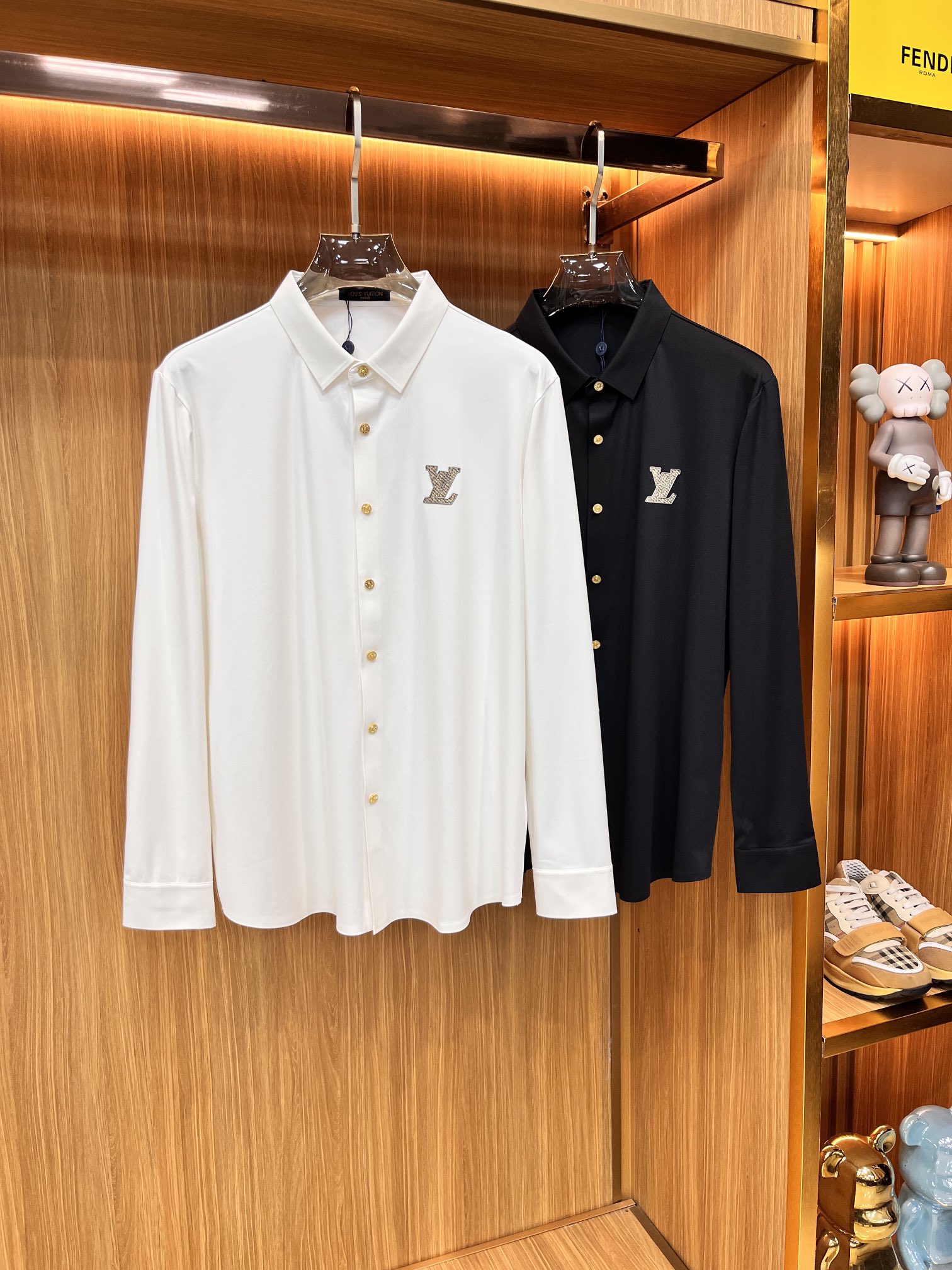 NO:529848,LV 25S Autumn Men's Long Sleeve Shirt, Excellent Material and Workmanship!  !  The most basic soul of a good item is made of customer-supplied double-strand mercerized fabric, which is extremely delicate and has a full texture. The front chest is decorated with war horse soft rubber to ensure perfect wear comfort. The wiring and details everywhere are more rigorous and meticulous, and it is so flawless from the inside to the outside.. Code number M-3XL, louis vuitton,shirts,alexander wang19860909LV 25S秋季男士长袖衬衫,材质和做工极好！！一件好的单品最为基础的灵魂,采用客供双股丝光面料,极为细腻,质感满分 前胸饰有战马软胶保证完美的穿着舒适度,各处的走线跟细节更是严谨缜密,从内到外都是如此无瑕..码数M-3XL,,louis vuitton,shirts,alexander wang,Men's clothing