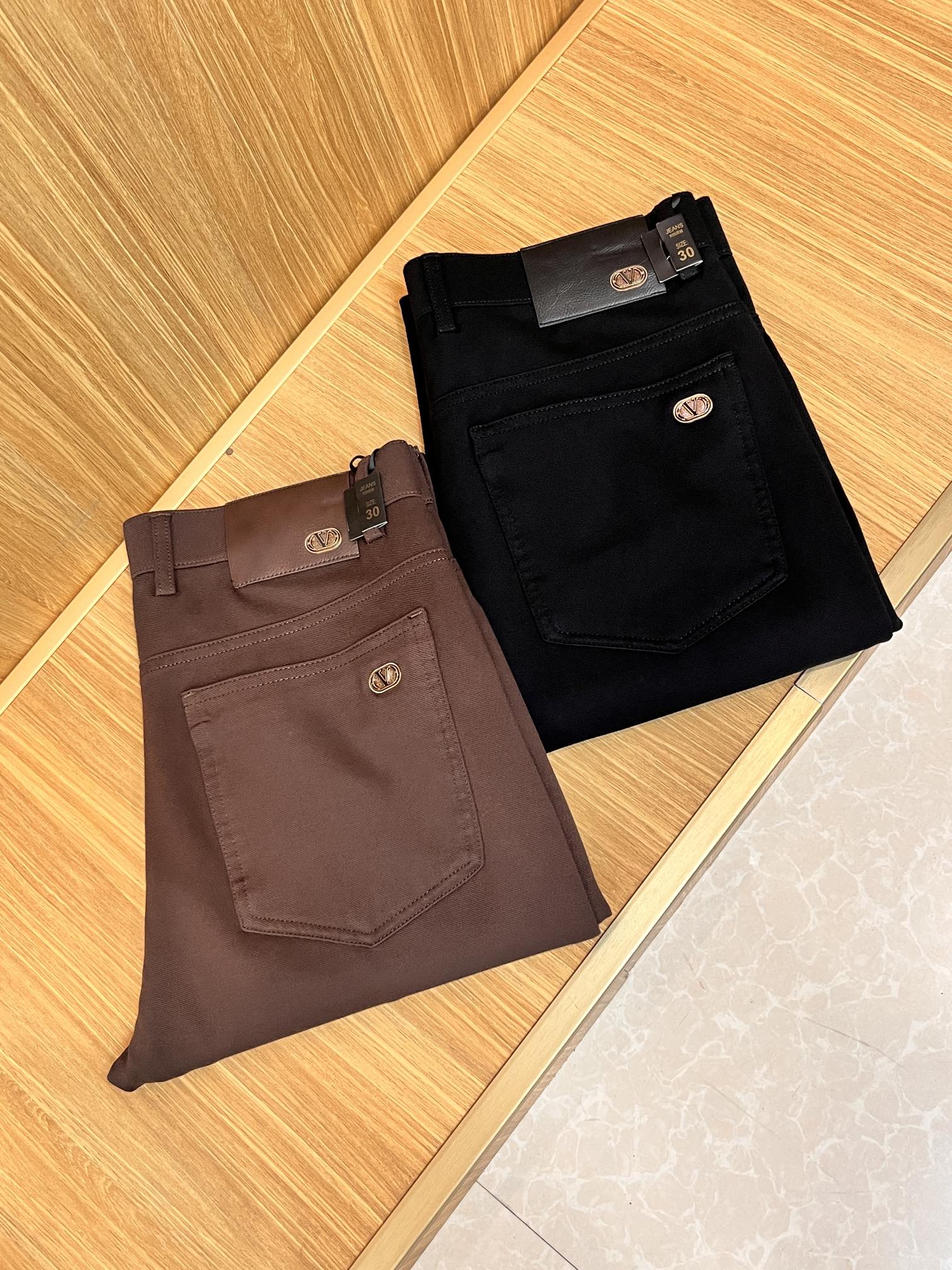 NO:117259,Supports the return and exchange after the New Year. Thickened. Valentino SS ss autumn and winter counters are launched simultaneously. Original customized high-quality fashionable casual pants. Super versatile. Exclusive customization-imported high-end cotton fabric, delicate and soft, close and comfortable, and super stylish on the upper body! The latest hardware and accessories of the original custom counter. Super beautiful style, long legs on the upper body, impeccable inner and lined, you can attend any occasion. L35 once again emphasizes that the fabric is very, very classy! Count 29-38, valentino,alexander wang19860909支持年后退换. 加厚. 华伦天奴 ss秋冬专柜新品同步上市.原单订制高品质时尚休闲裤.超级百搭款.独家定制-进口高端绵面料,手感细腻柔软,贴身舒适,上身超有型！原版定制专柜最新五金辅料.超靓版型、上身显腿修长,內里,走线都无可挑剔,任何场合都可出席,L35 再次强调面料非常非常显档次！码数29-38,,valentino,alexander wang,Men's clothing