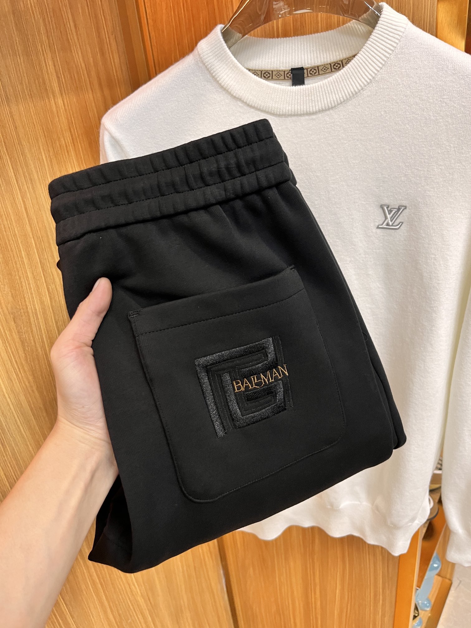 NO:117255,Supports the return and exchange after the New Year. Thickened. New products of Balmain SS Autumn and Winter Counter are launched simultaneously. Original customized high-quality fashionable casual pants. Super versatile. Exclusively customized-imported high-end cotton fabric, delicate and soft, close and comfortable, and super stylish on the upper body! The latest hardware and accessories of the original custom counter. Super beautiful style, long legs on the upper body, impeccable inner and lined, you can attend any occasion. L35 once again emphasizes that the fabric is very, very classy! Count 29-38, balmain,alexander wang19860909支持年后退换. 加厚. 巴尔曼 ss秋冬专柜新品同步上市.原单订制高品质时尚休闲裤.超级百搭款.独家定制-进口高端绵面料,手感细腻柔软,贴身舒适,上身超有型！原版定制专柜最新五金辅料.超靓版型、上身显腿修长,內里,走线都无可挑剔,任何场合都可出席,L35 再次强调面料非常非常显档次！码数29-38,,balmain,alexander wang,Men's clothing