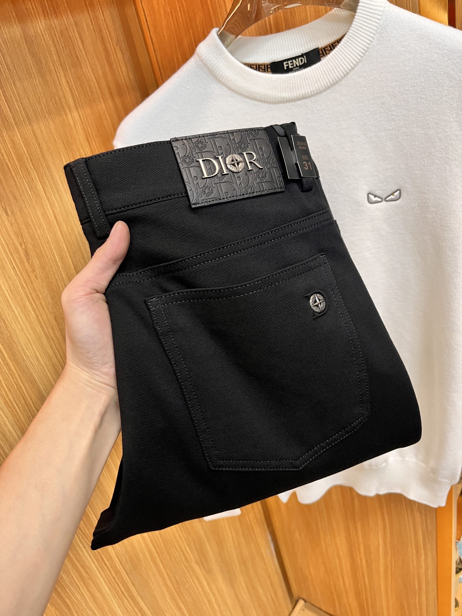 NO:117249,Supports the return and exchange after the New Year. Add fleece and thicken. New products from Dior Ss autumn and winter counters are launched simultaneously. Original customized high-quality fashionable casual pants. Super versatile. Exclusively customized-imported high-end cotton fabric, delicate and soft, close and comfortable, and super stylish on the upper body! The latest hardware and accessories of the original custom counter. Super beautiful style, long legs on the upper body, impeccable inner and lined, you can attend any occasion. L35 once again emphasizes that the fabric is very, very classy! Number of codes 29-38, dior,alexander wang19860909支持年后退换. 加绒加厚. 迪奥 ss秋冬专柜新品同步上市.原单订制高品质时尚休闲裤.超级百搭款.独家定制-进口高端绵面料,手感细腻柔软,贴身舒适,上身超有型！原版定制专柜最新五金辅料.超靓版型、上身显腿修长,內里,走线都无可挑剔,任何场合都可出席,L35 再次强调面料非常非常显档次！码数29-38,,dior,alexander wang,Men's clothing