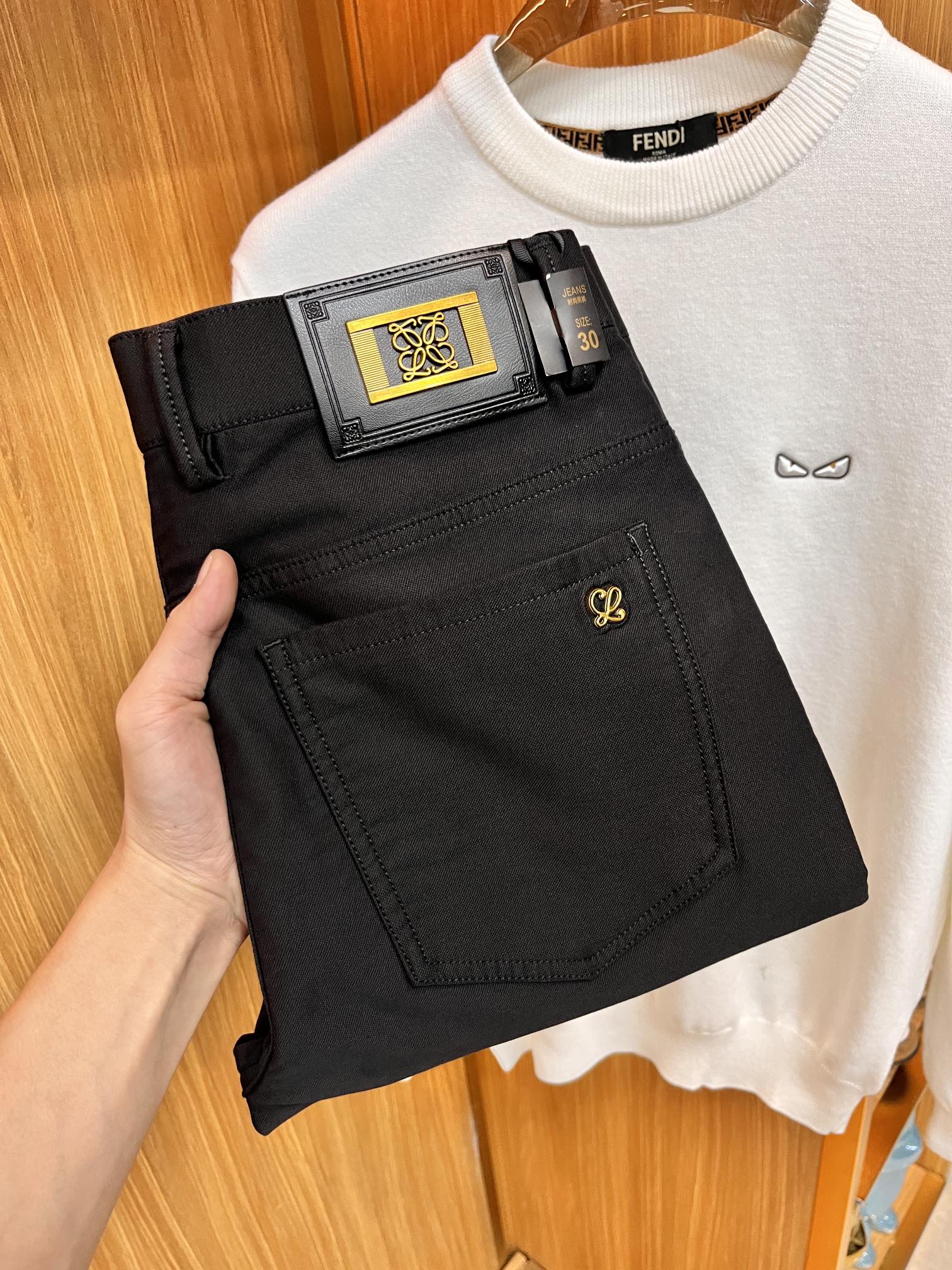 NO:117251,Supports return and exchange after the New Year. Thickened. New products of Luo Yiwei ss autumn and winter counter are launched simultaneously. Original customized high-quality fashionable casual pants. Super versatile. Exclusive customization-imported high-end cotton fabric, delicate and soft, close and comfortable, and super stylish on the upper body! The latest hardware and accessories of the original custom counter. Super beautiful style, long legs on the upper body, impeccable inner and lined, you can attend any occasion. L35 once again emphasizes that the fabric is very, very classy! Number of codes 29-38, loewe, alexander wang19860909支持年后退换. 加厚. 罗意威 ss秋冬专柜新品同步上市.原单订制高品质时尚休闲裤.超级百搭款.独家定制-进口高端绵面料,手感细腻柔软,贴身舒适,上身超有型！原版定制专柜最新五金辅料.超靓版型、上身显腿修长,內里,走线都无可挑剔,任何场合都可出席,L35 再次强调面料非常非常显档次！码数29-38,,loewe,alexander wang,Men's clothing