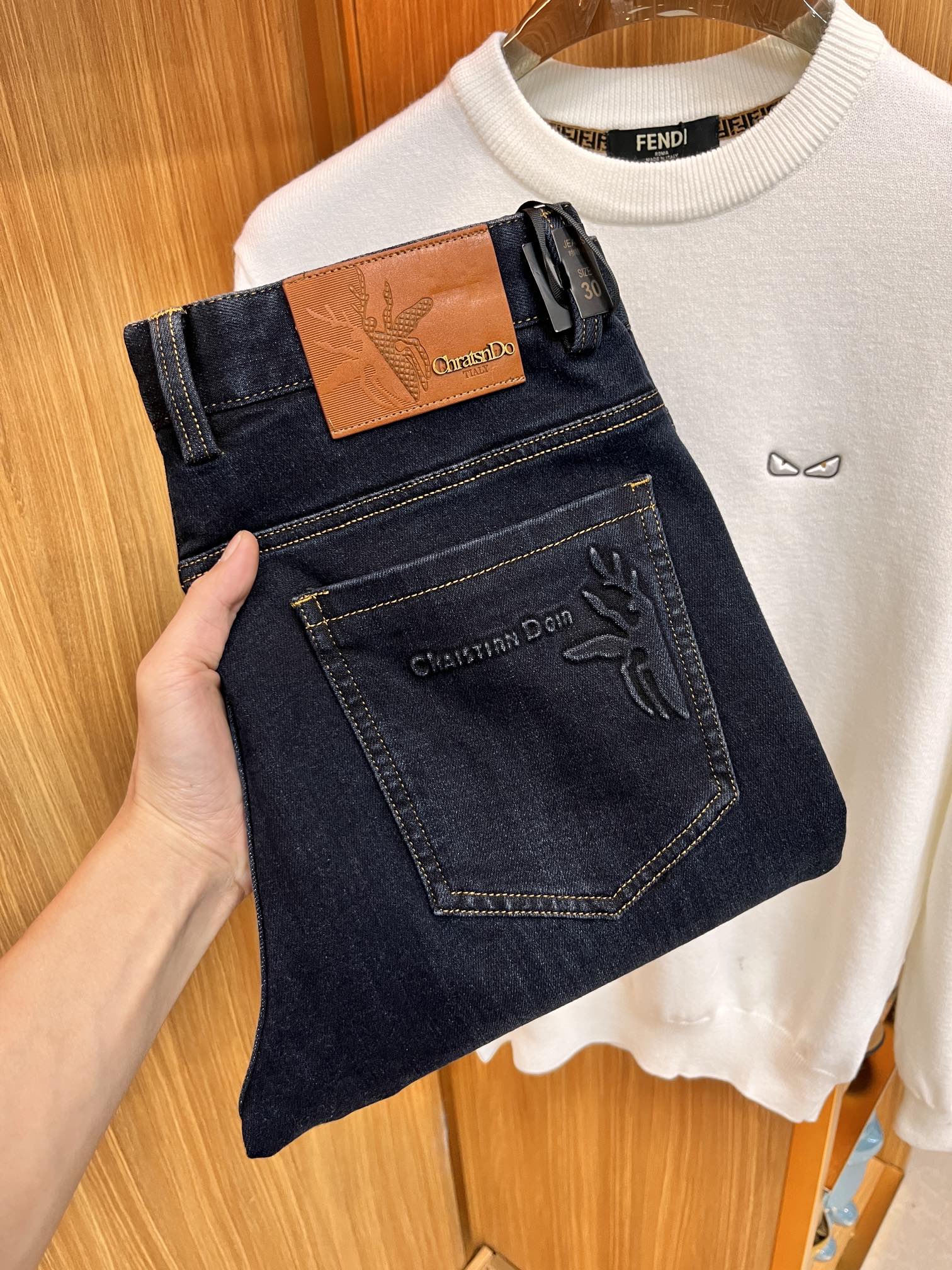 NO:117253,Supports the return and exchange after the New Year. Add fleece and thicken. New products from Dior Ss autumn and winter counters are launched simultaneously. Original customized high-quality fashionable casual pants. Super versatile. Exclusively customized-imported high-end cotton fabric, delicate and soft, close and comfortable, and super stylish on the upper body! The latest hardware and accessories of the original custom counter. Super beautiful style, long legs on the upper body, impeccable inner and lined, you can attend any occasion. L35 once again emphasizes that the fabric is very, very classy! Number of codes 29-38, dior,alexander wang19860909支持年后退换. 加绒加厚. 迪奥 ss秋冬专柜新品同步上市.原单订制高品质时尚休闲裤.超级百搭款.独家定制-进口高端绵面料,手感细腻柔软,贴身舒适,上身超有型！原版定制专柜最新五金辅料.超靓版型、上身显腿修长,內里,走线都无可挑剔,任何场合都可出席,L35 再次强调面料非常非常显档次！码数29-38,,dior,alexander wang,Men's clothing