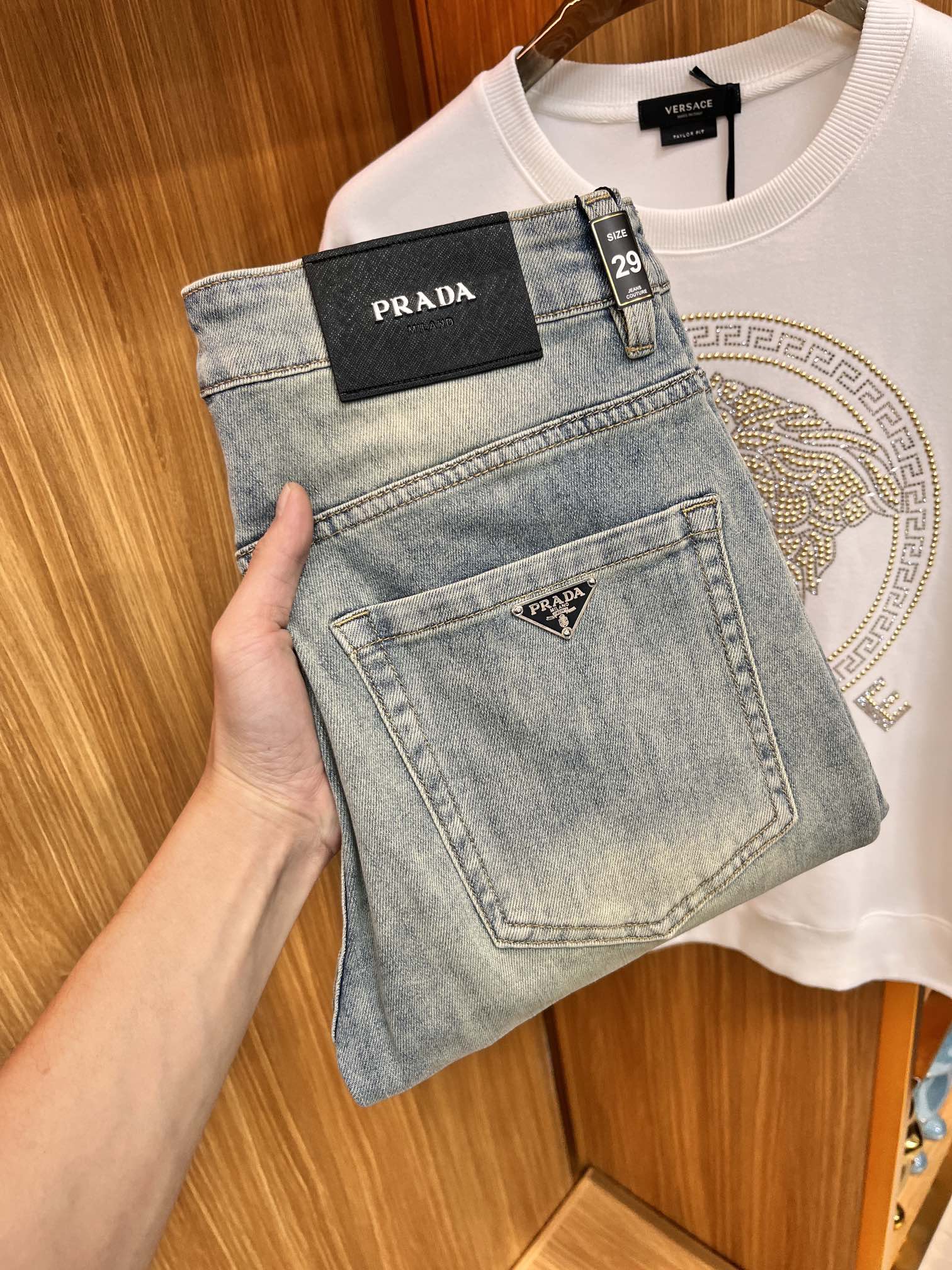 NO:117225,Supports the New Year's Return and Exchange. Prada's new autumn and winter original single jeans!  Italian luxury men's blue jeans, imported washing tannin, exquisite counter hardware, high-quality genuine leather brand SS13 first-class washing technology, YKK brand special zipper, men's elastic slim straight jeans, simple and versatile size 29-38,,prada,jeans,alexander wang19860909支持年后退换. 普拉达 秋冬新款原单牛仔裤！意大利奢侈品男士蓝色牛仔裤 选用进口水洗丹宁布 精致的专柜五金,上等真皮皮牌 SS13 一流洗水工艺 YKK大牌专用拉链,男士弹力修身小直筒牛仔裤 简洁百搭尺码29-38,,prada,jeans,alexander wang,Men's clothing