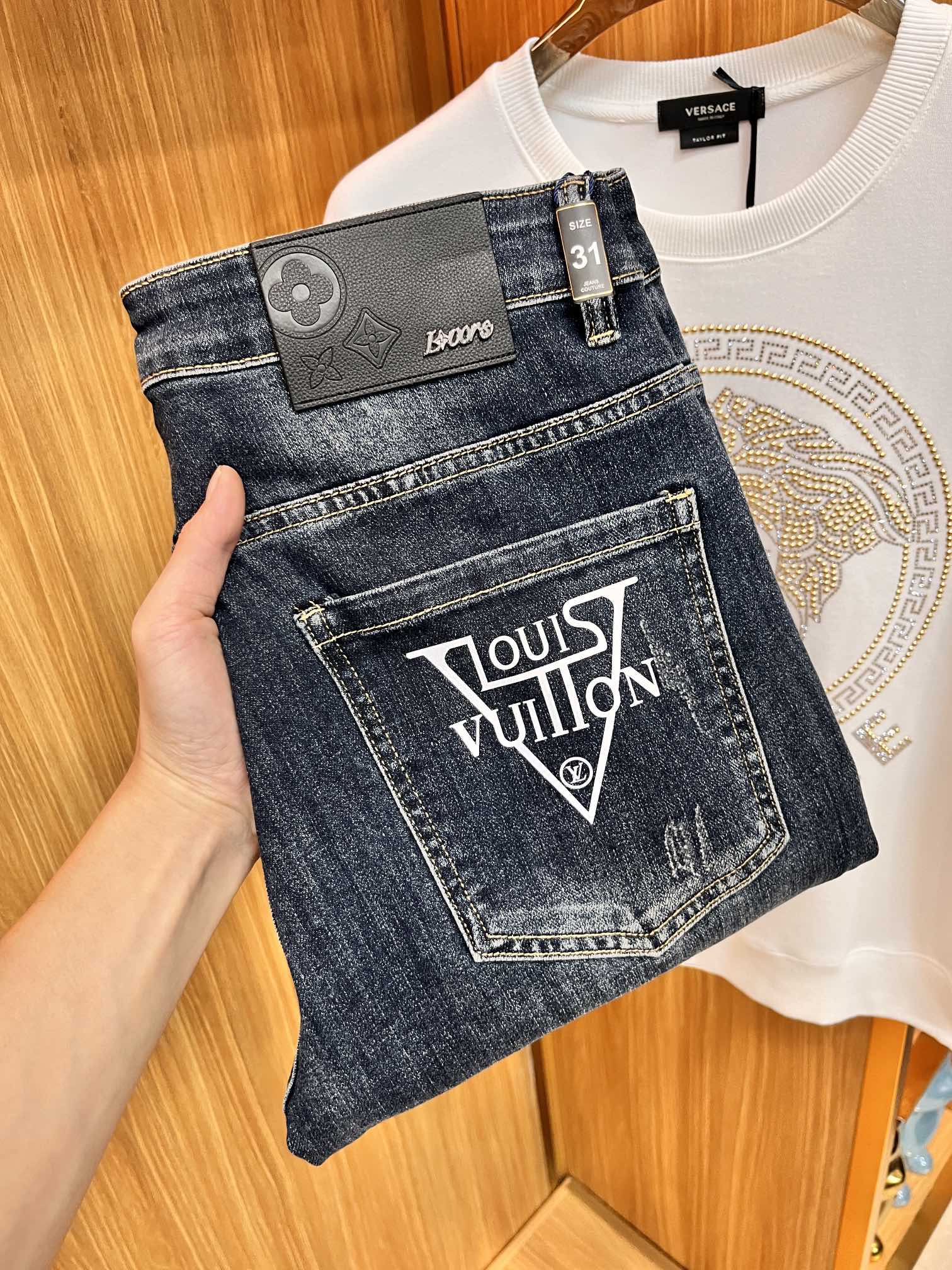 NO:117232,Supports New Year's Return and Exchange. New LV Autumn and Winter Original Single Jeans!  Italian luxury men's blue jeans, imported washing tannin, exquisite counter hardware, high-quality genuine leather brand SS13 first-class washing technology, YKK brand special zipper, men's elastic slim straight jeans, simple and versatile size 29-38,,louis vuitton, jeans, alexander wang19860909支持年后退换. LV 秋冬新款原单牛仔裤！意大利奢侈品男士蓝色牛仔裤 选用进口水洗丹宁布 精致的专柜五金,上等真皮皮牌 SS13 一流洗水工艺 YKK大牌专用拉链,男士弹力修身小直筒牛仔裤 简洁百搭尺码29-38,,louis vuitton,jeans,alexander wang,Men's clothing