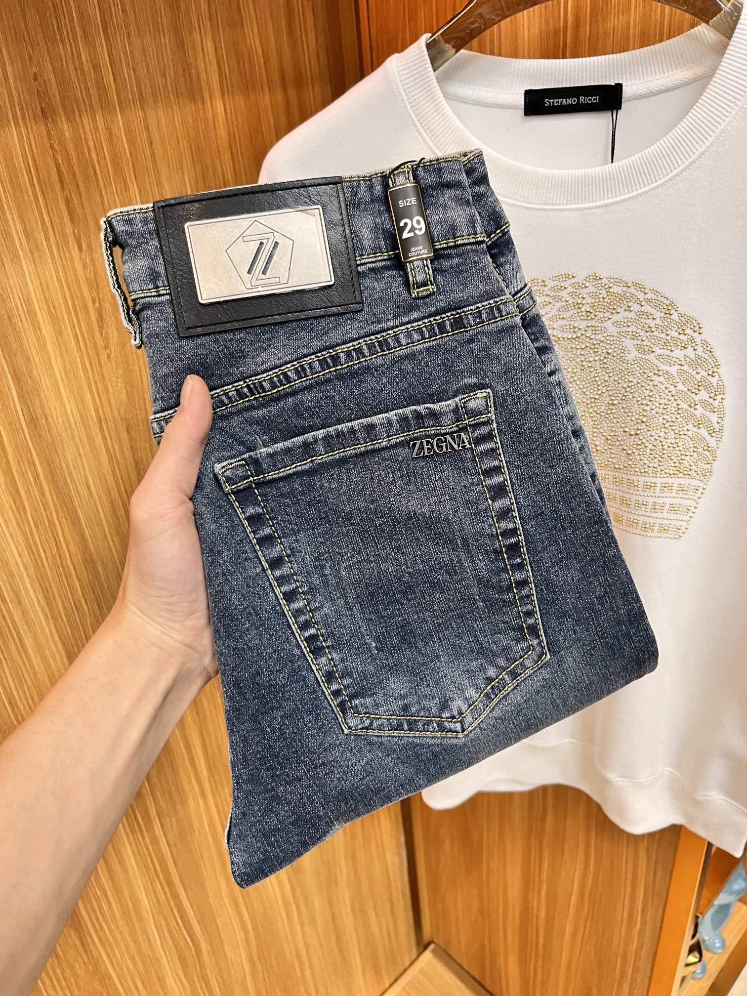 NO:117243,Supports New Year's Return and Exchange. Zenia's new autumn and winter original single jeans!  Italian luxury men's blue jeans, imported washing tannin, exquisite counter hardware, high-quality genuine leather brand SS13 first-class washing technology, YKK brand special zipper, men's elastic slim straight jeans, simple and versatile size 29-38,,zegna, jeans, alexander wang19860909支持年后退换. 杰尼亚 秋冬新款原单牛仔裤！意大利奢侈品男士蓝色牛仔裤 选用进口水洗丹宁布 精致的专柜五金,上等真皮皮牌 SS13 一流洗水工艺 YKK大牌专用拉链,男士弹力修身小直筒牛仔裤 简洁百搭尺码29-38,,zegna,jeans,alexander wang,Men's clothing