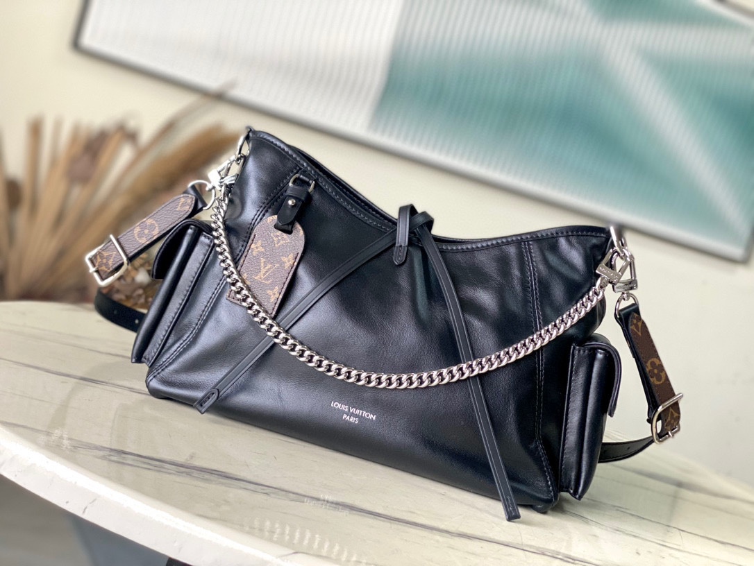 NO:180030,Authentic (head-layer) (with variable code chip) top-level original M24861 Small CarryAll Cargo small handbag uses soft sheep leather to create a fashionable and lazy silhouette, adding attention to the spring and summer show style. Polished metal parts and the well-touched micro-wrinkle texture complement each other. Enriched space can accommodate a variety of daily necessities, making it a good travel companion. 33.5x 23x 15 cm, authentic LV, louis vuitton, sheepskin19860909正品级（头层皮）（带变码芯片）顶级原单 M24861 小号本款 CarryAll Cargo小号手袋以柔软羊皮革塑造时尚慵懒廓形,为 春夏秀场造型增添瞩目姿彩.抛光金属件与触感良好的微皱纹理互为映衬.充裕空间可容纳多样日常用品,成就出行良伴.33.5x 23x 15 cm,正品级LV,louis vuitton,sheepskin,Bag