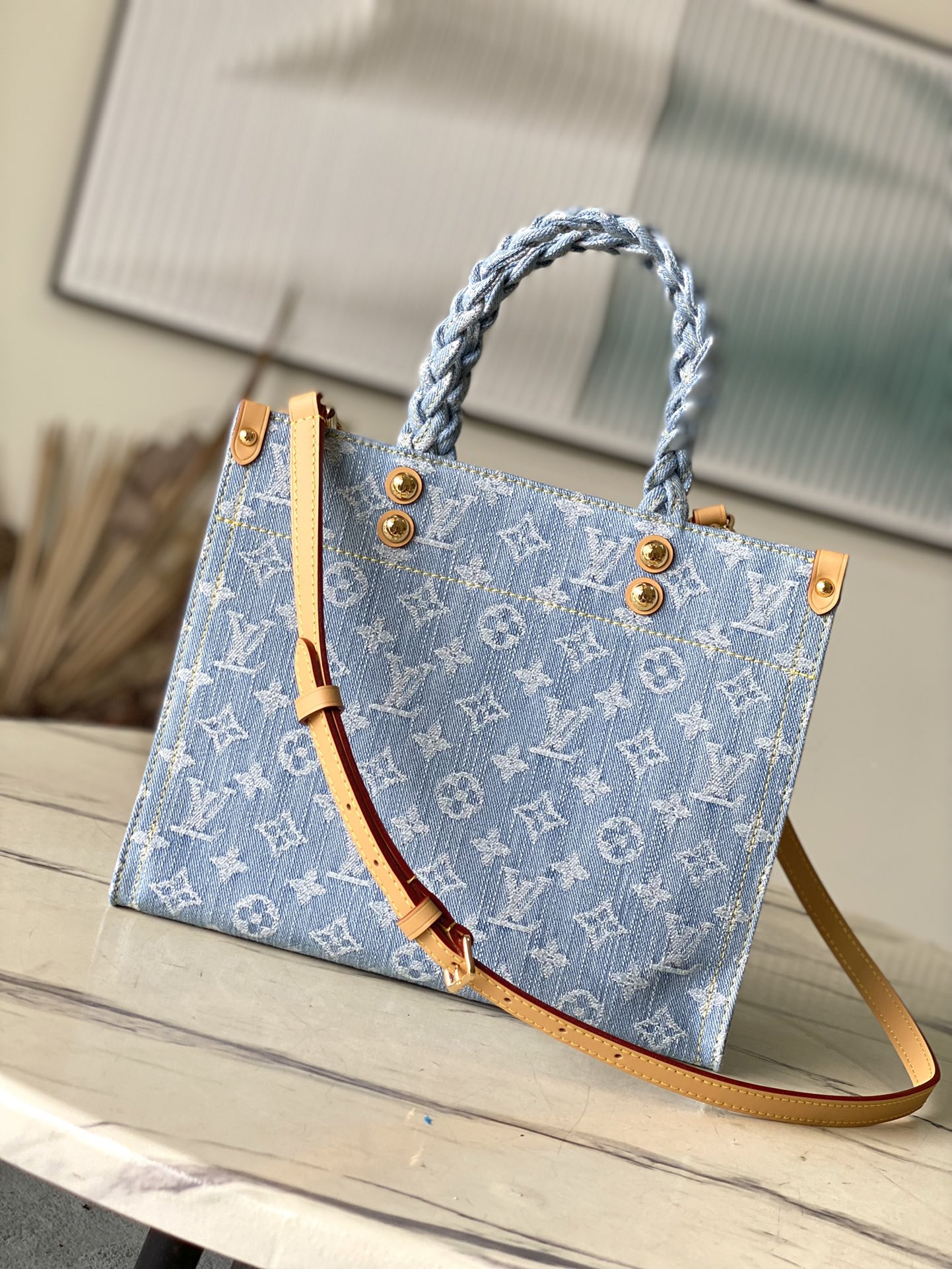 Louis Vuitton LV Onthego Taschen Handtaschen Tragetaschen Blau Weben Rindsleder Denim Sommerkollektion M24897