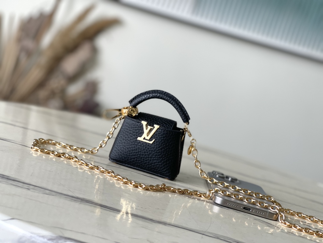 Best Fake
 Louis Vuitton LV Capucines Crossbody & Shoulder Bags Black Cowhide Chains M02132