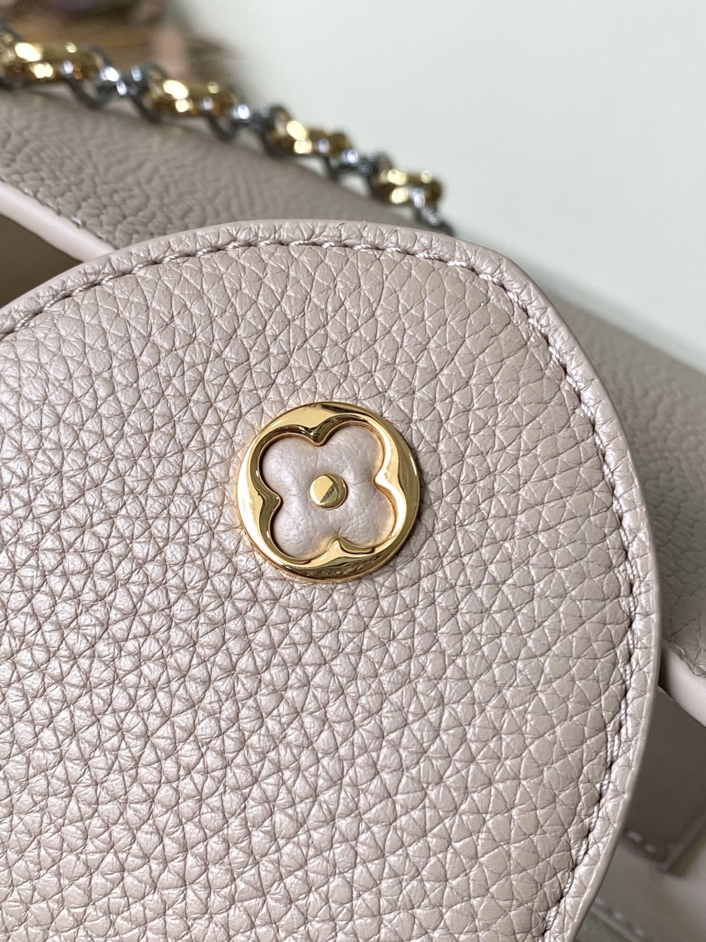 特级原厂皮 M12935 大象灰中号 本款Capucines中号手袋出自Chain On You系列,以