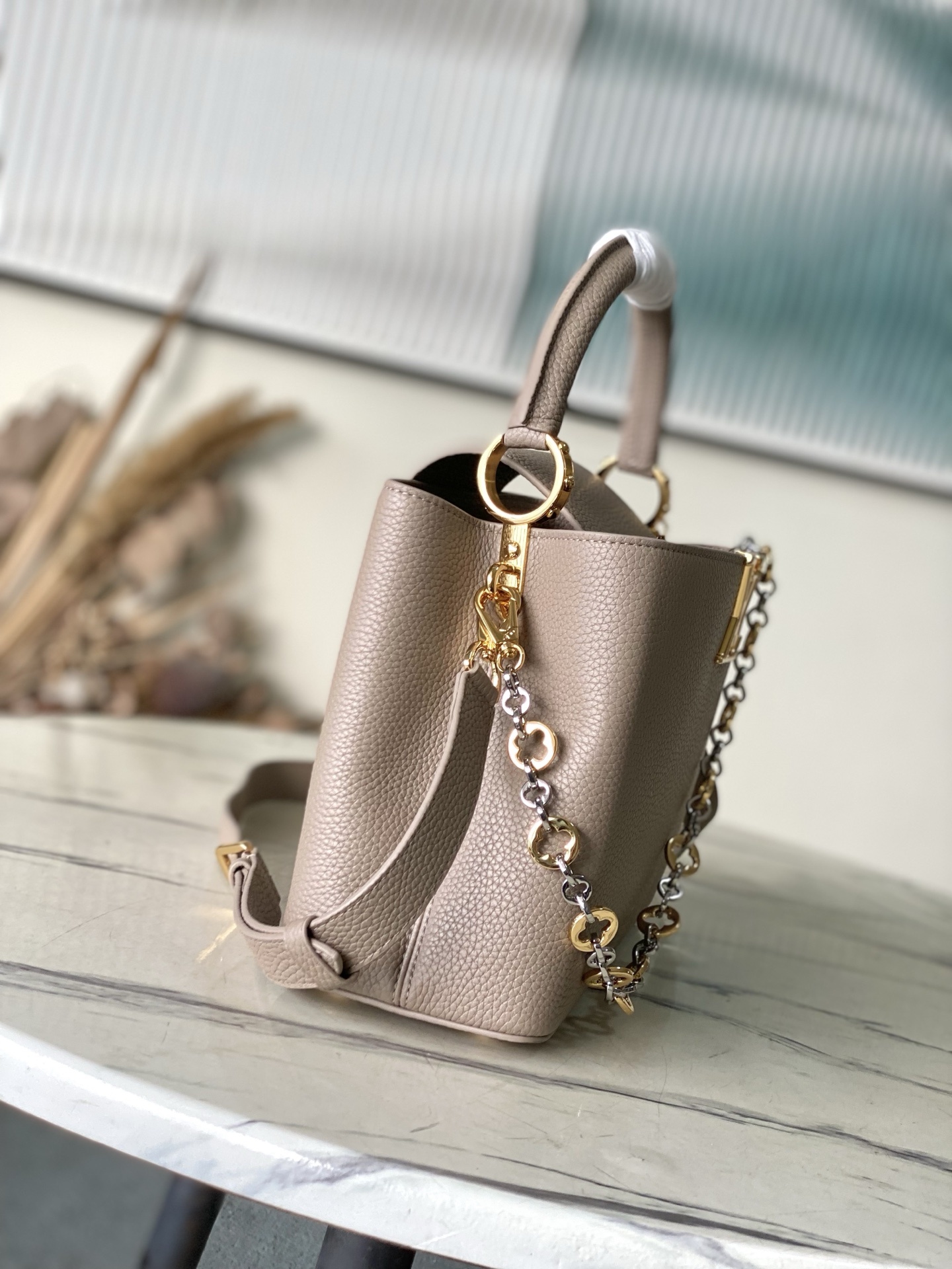 特级原厂皮 M12935 大象灰中号 本款Capucines中号手袋出自Chain On You系列,以