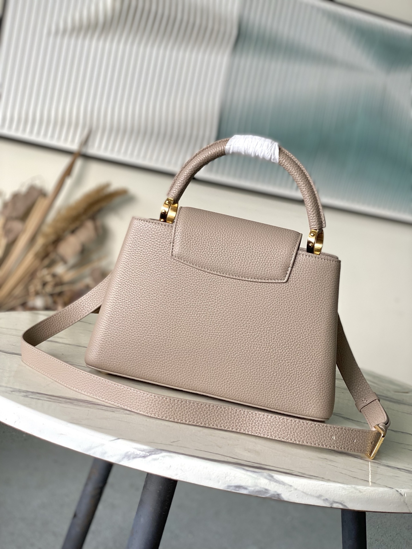 特级原厂皮 M12935 大象灰中号 本款Capucines中号手袋出自Chain On You系列,以