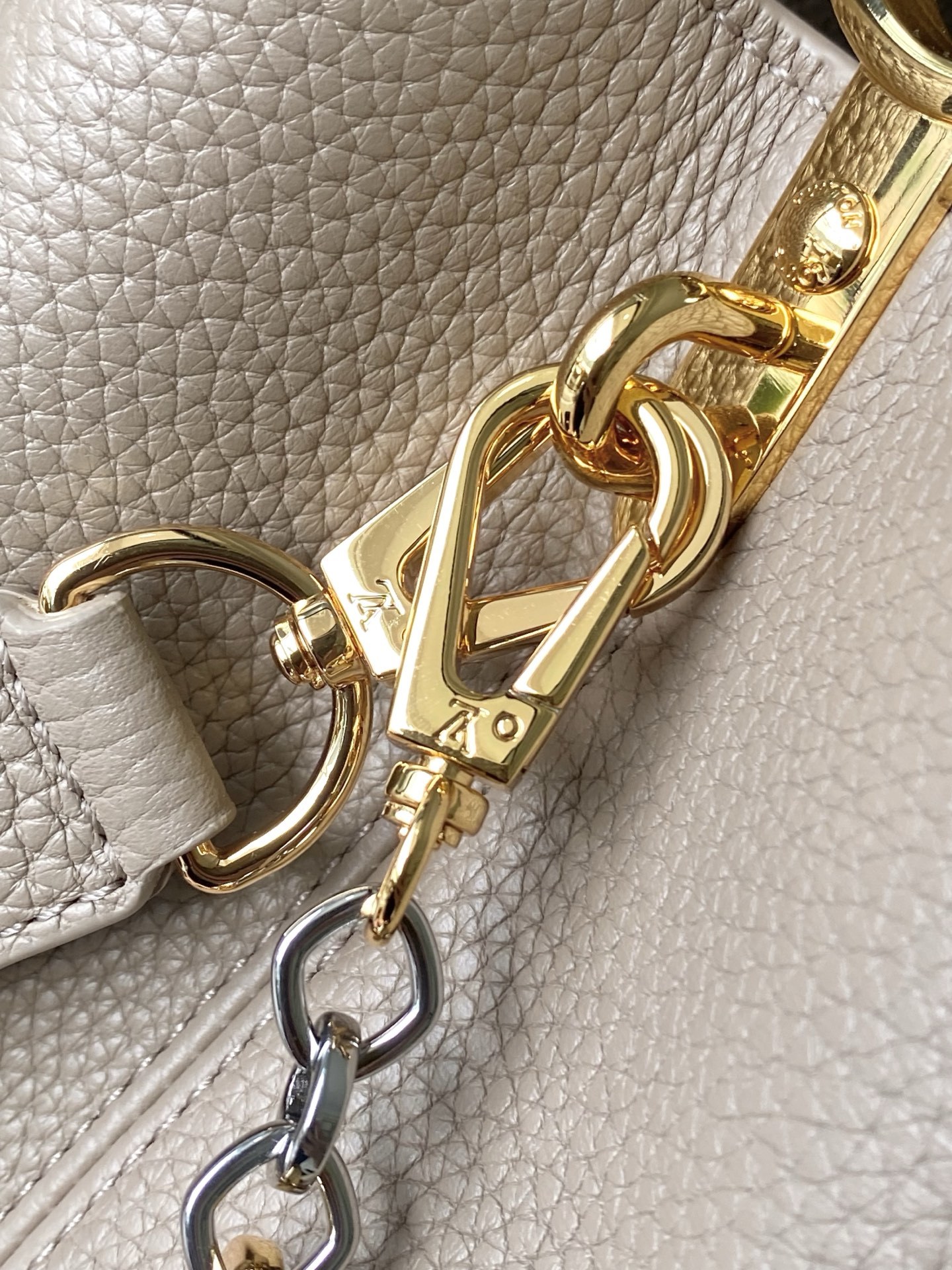 特级原厂皮 M12935 大象灰中号 本款Capucines中号手袋出自Chain On You系列,以