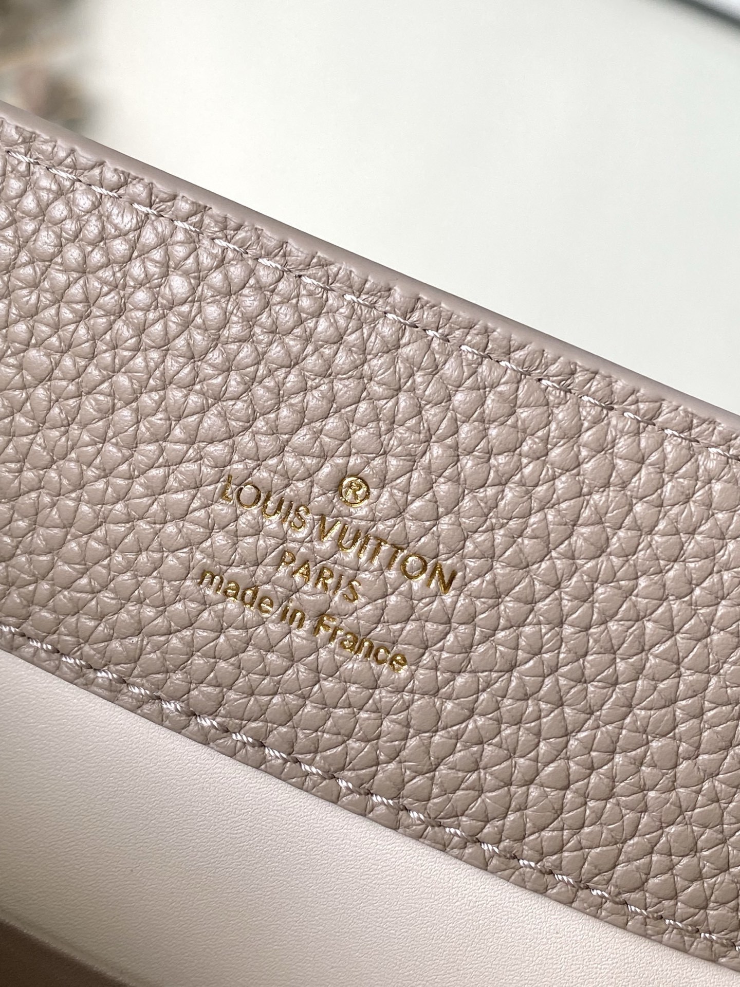 特级原厂皮 M12935 大象灰中号 本款Capucines中号手袋出自Chain On You系列,以