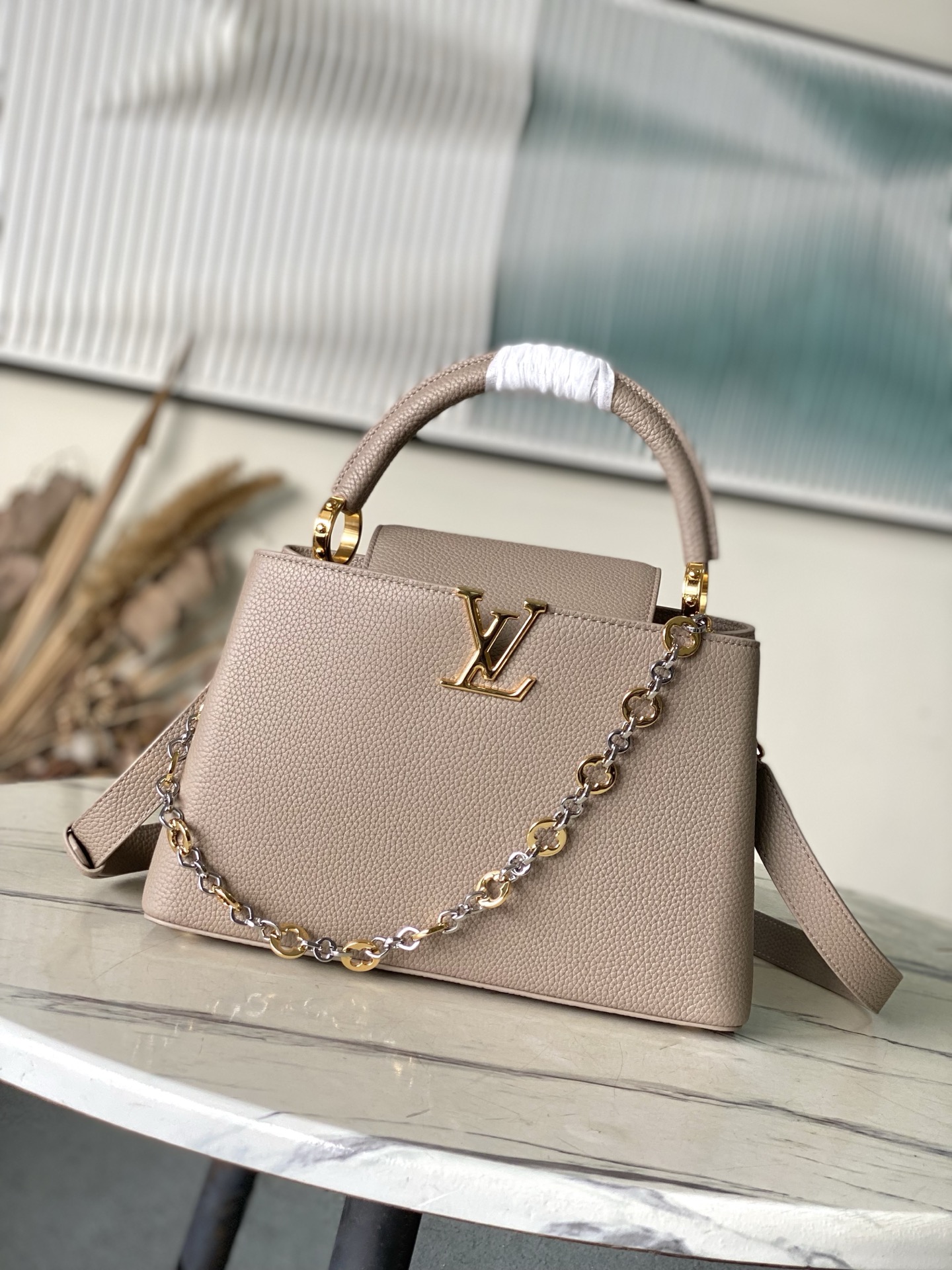 特级原厂皮 M12935 大象灰中号 本款Capucines中号手袋出自Chain On You系列，以