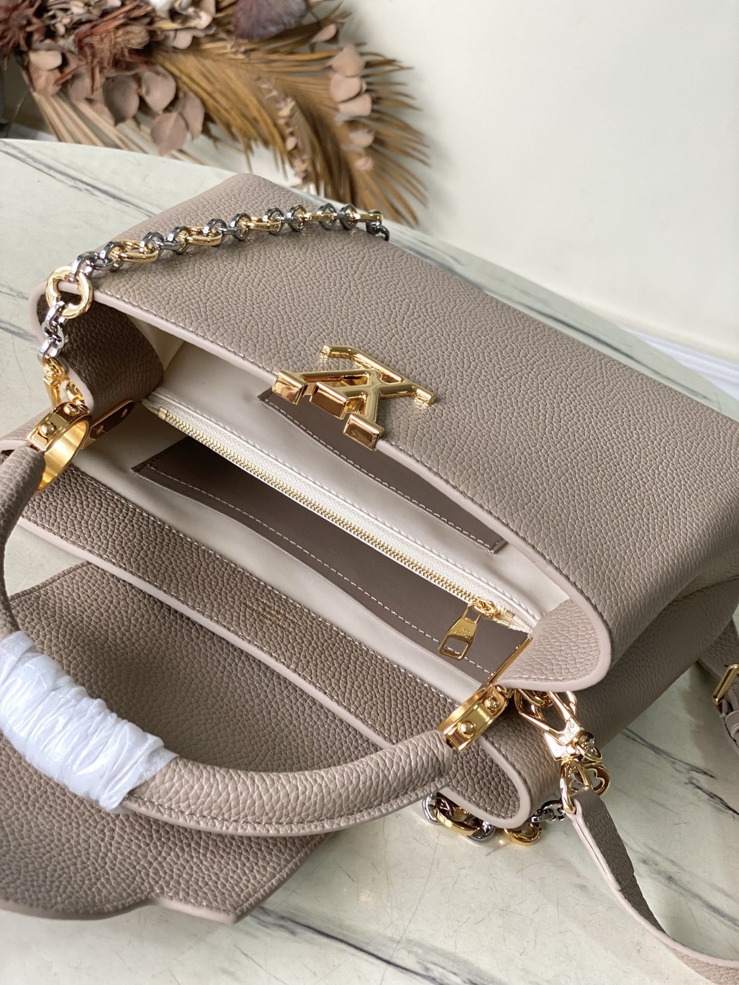 特级原厂皮 M12935 大象灰中号 本款Capucines中号手袋出自Chain On You系列,以