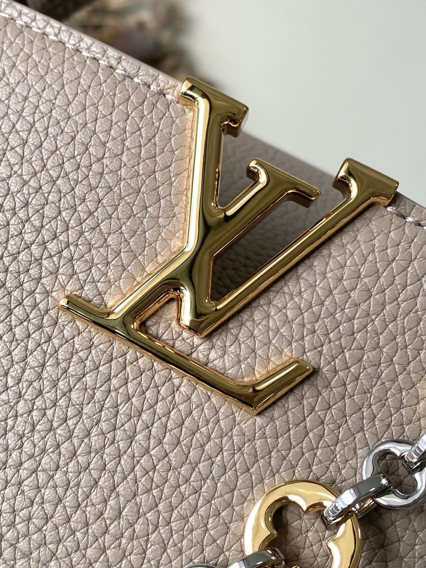 特级原厂皮 M12935 大象灰中号 本款Capucines中号手袋出自Chain On You系列,以