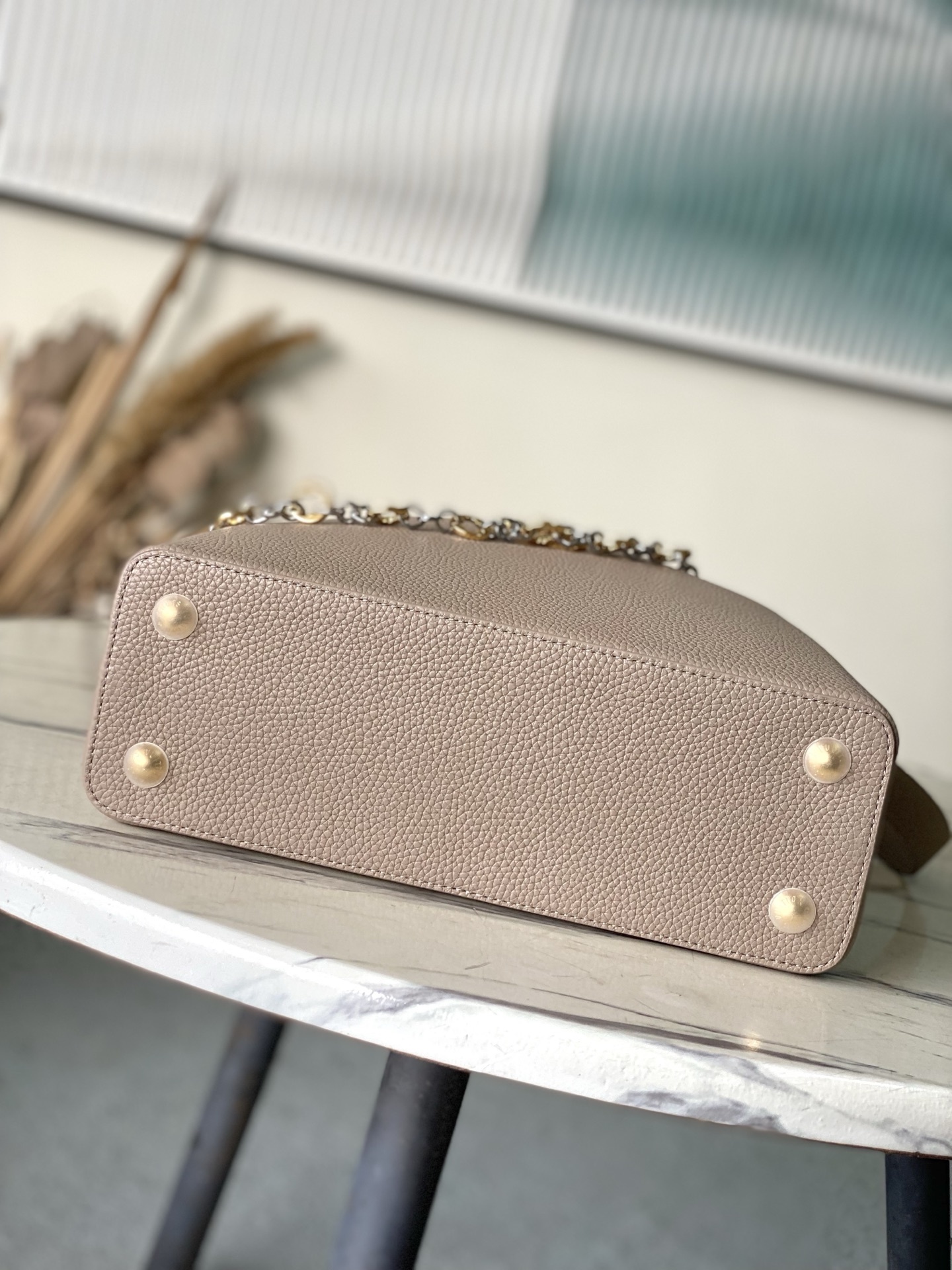 特级原厂皮 M12935 大象灰中号 本款Capucines中号手袋出自Chain On You系列,以