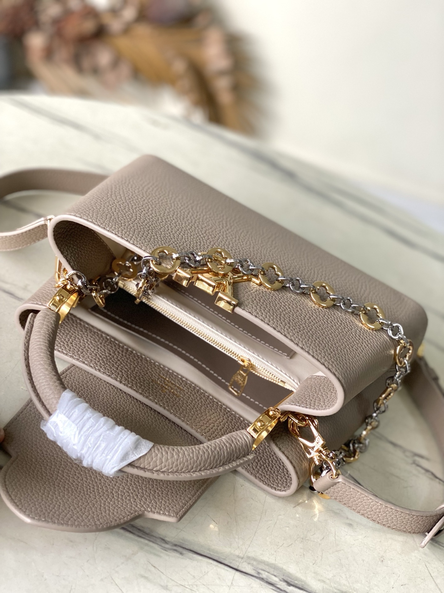 特级原厂皮 M12935 大象灰小号 本款Capucines BB手袋取材柔韧Taurillon牛皮革,