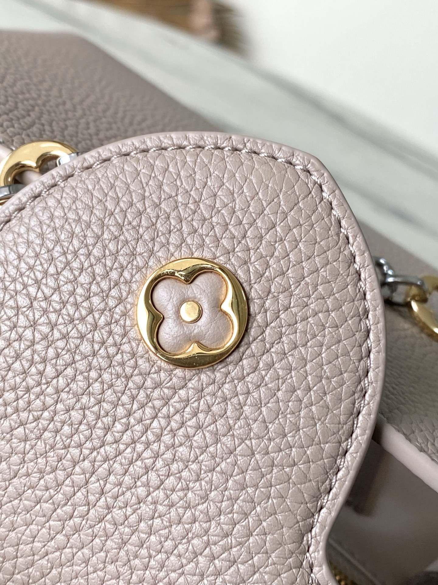 特级原厂皮 M12935 大象灰小号 本款Capucines BB手袋取材柔韧Taurillon牛皮革,