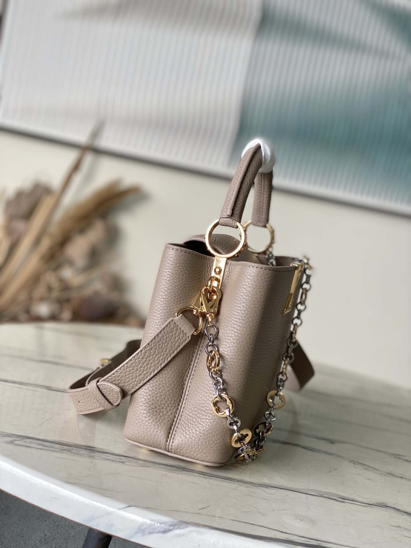 特级原厂皮 M12935 大象灰小号 本款Capucines BB手袋取材柔韧Taurillon牛皮革,