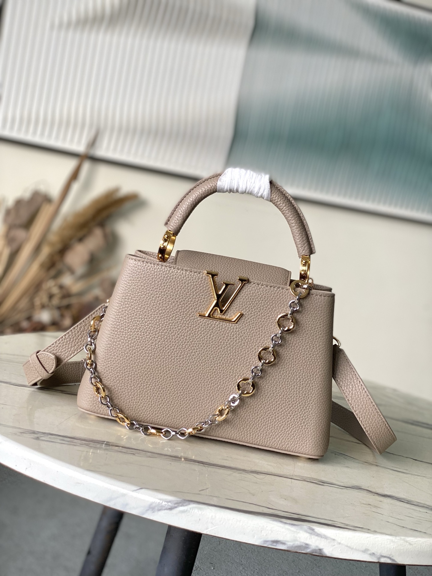 特级原厂皮 M12935 大象灰小号 本款Capucines BB手袋取材柔韧Taurillon牛皮革，