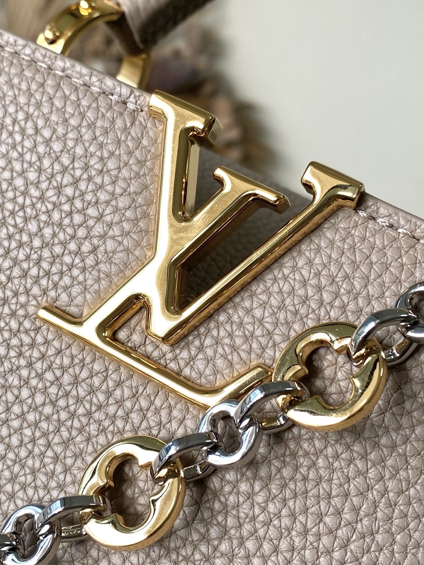 特级原厂皮 M12935 大象灰小号 本款Capucines BB手袋取材柔韧Taurillon牛皮革,