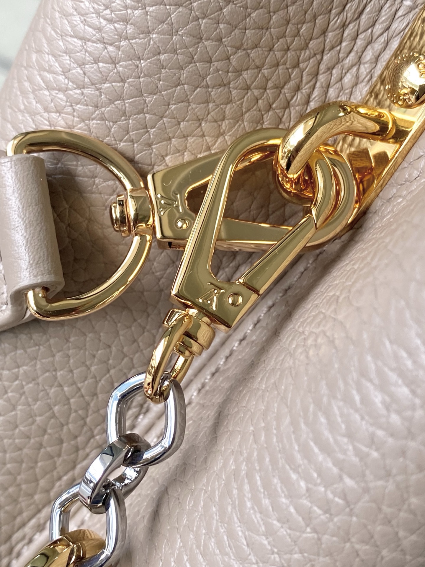 特级原厂皮 M12935 大象灰小号 本款Capucines BB手袋取材柔韧Taurillon牛皮革,