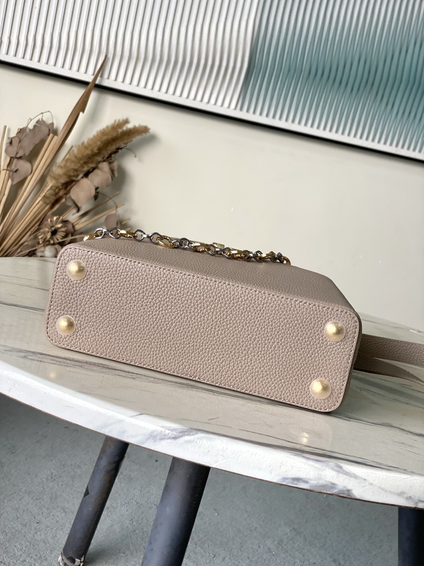 特级原厂皮 M12935 大象灰小号 本款Capucines BB手袋取材柔韧Taurillon牛皮革,