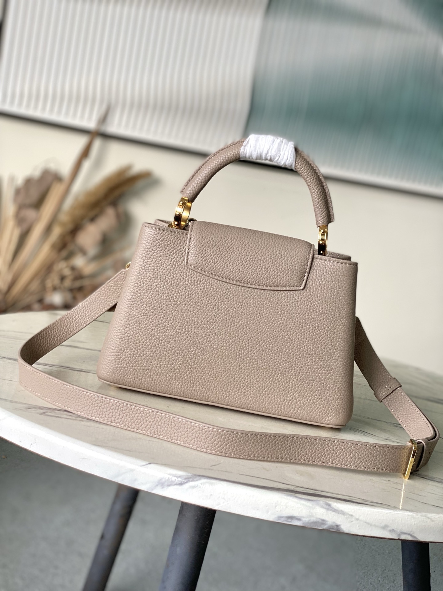 特级原厂皮 M12935 大象灰小号 本款Capucines BB手袋取材柔韧Taurillon牛皮革,