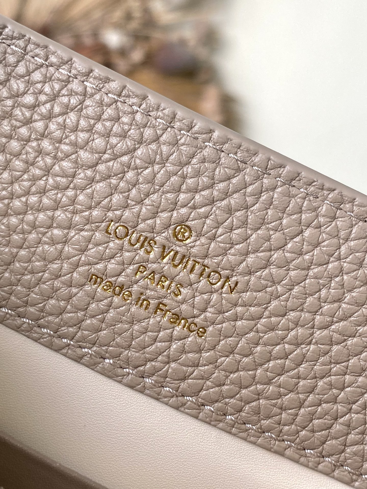 特级原厂皮 M12935 大象灰小号 本款Capucines BB手袋取材柔韧Taurillon牛皮革,