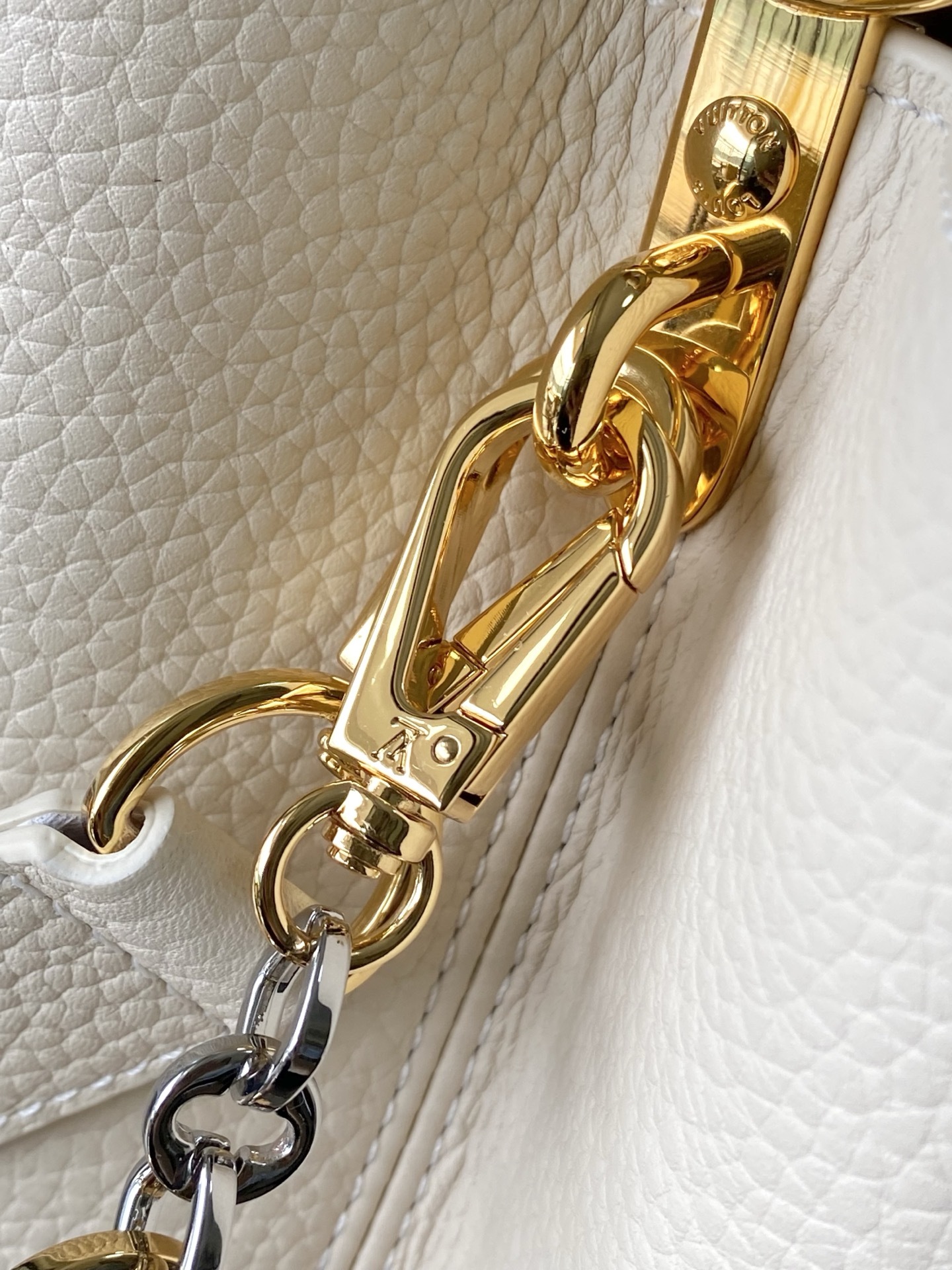 特级原厂皮 M12935 奶白色中号 本款Capucines中号手袋出自Chain On You系列,以