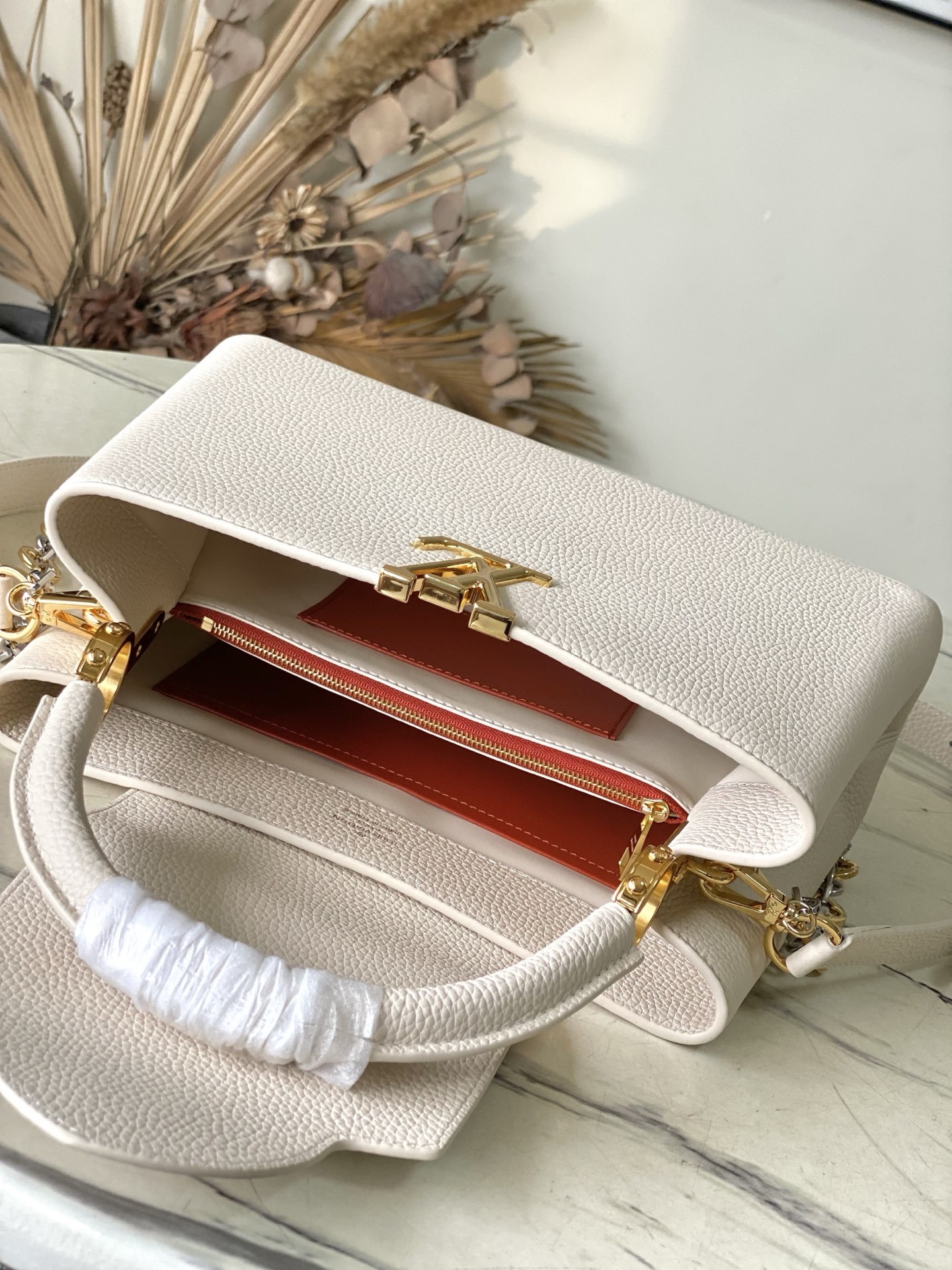 特级原厂皮 M12935 奶白色中号 本款Capucines中号手袋出自Chain On You系列,以