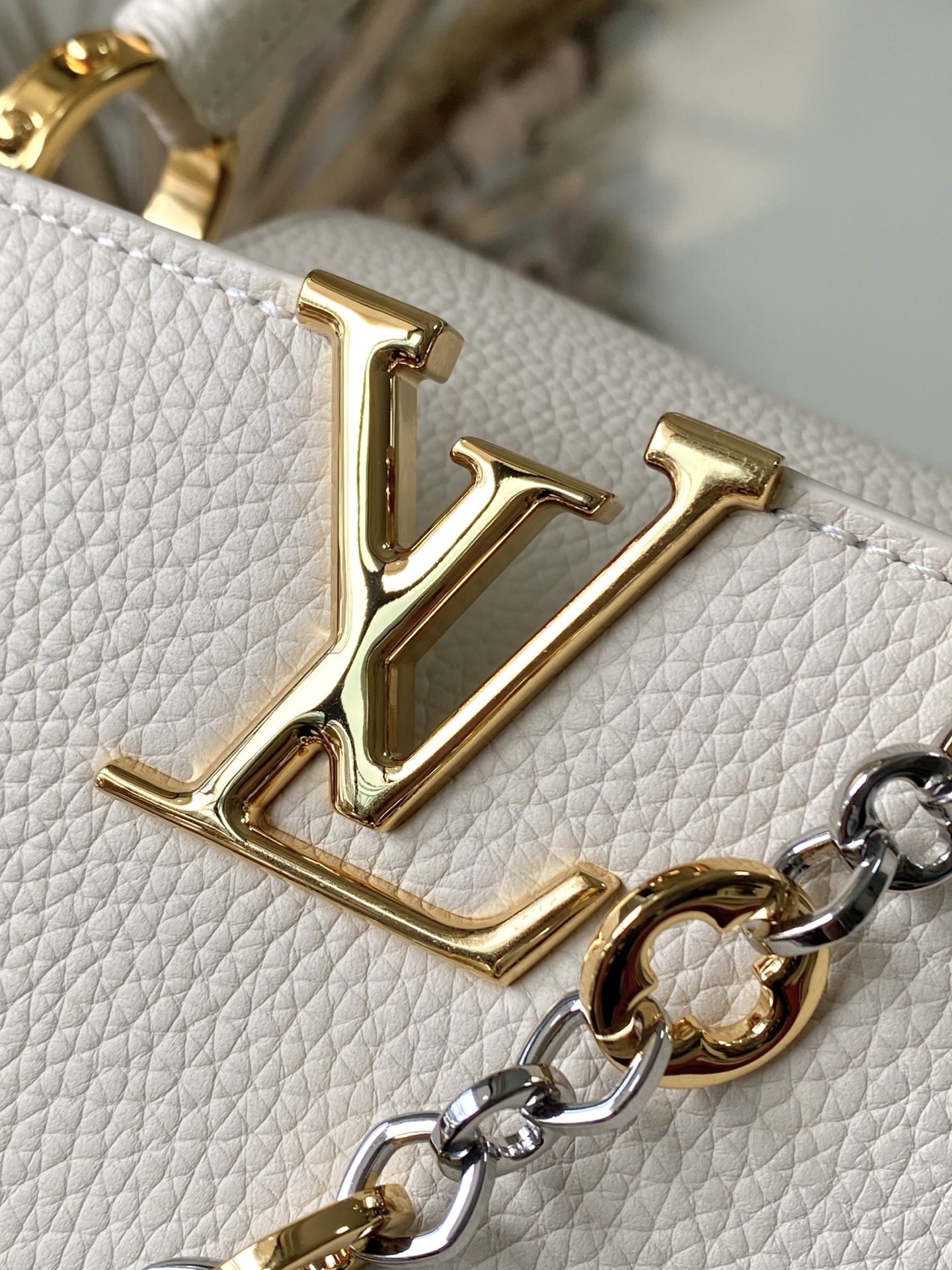 特级原厂皮 M12935 奶白色中号 本款Capucines中号手袋出自Chain On You系列,以