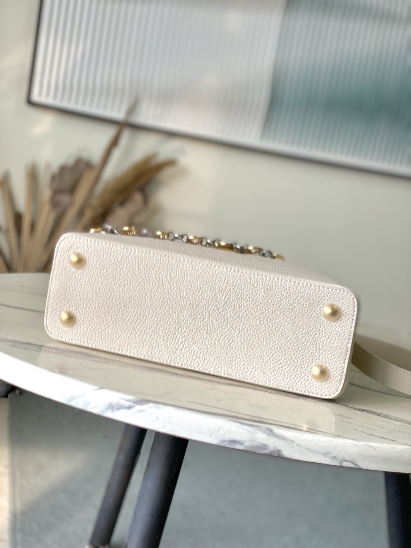 特级原厂皮 M12935 奶白色中号 本款Capucines中号手袋出自Chain On You系列,以