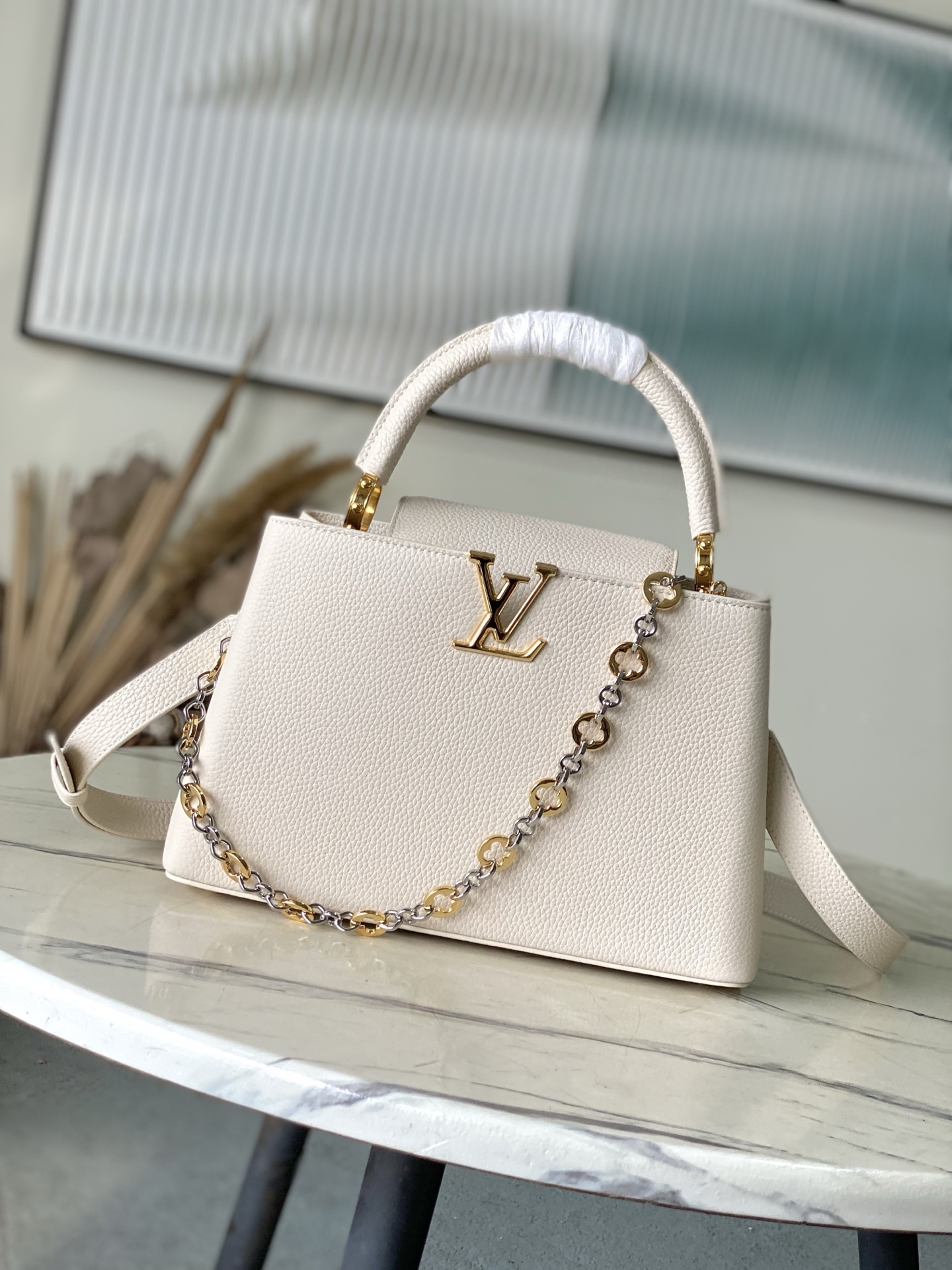 特级原厂皮 M12935 奶白色中号 本款Capucines中号手袋出自Chain On You系列，以