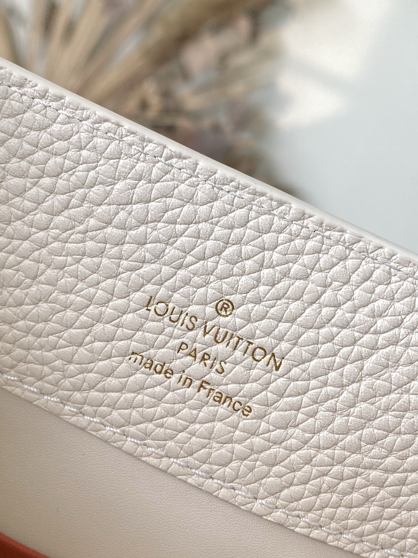 特级原厂皮 M12935 奶白色中号 本款Capucines中号手袋出自Chain On You系列,以